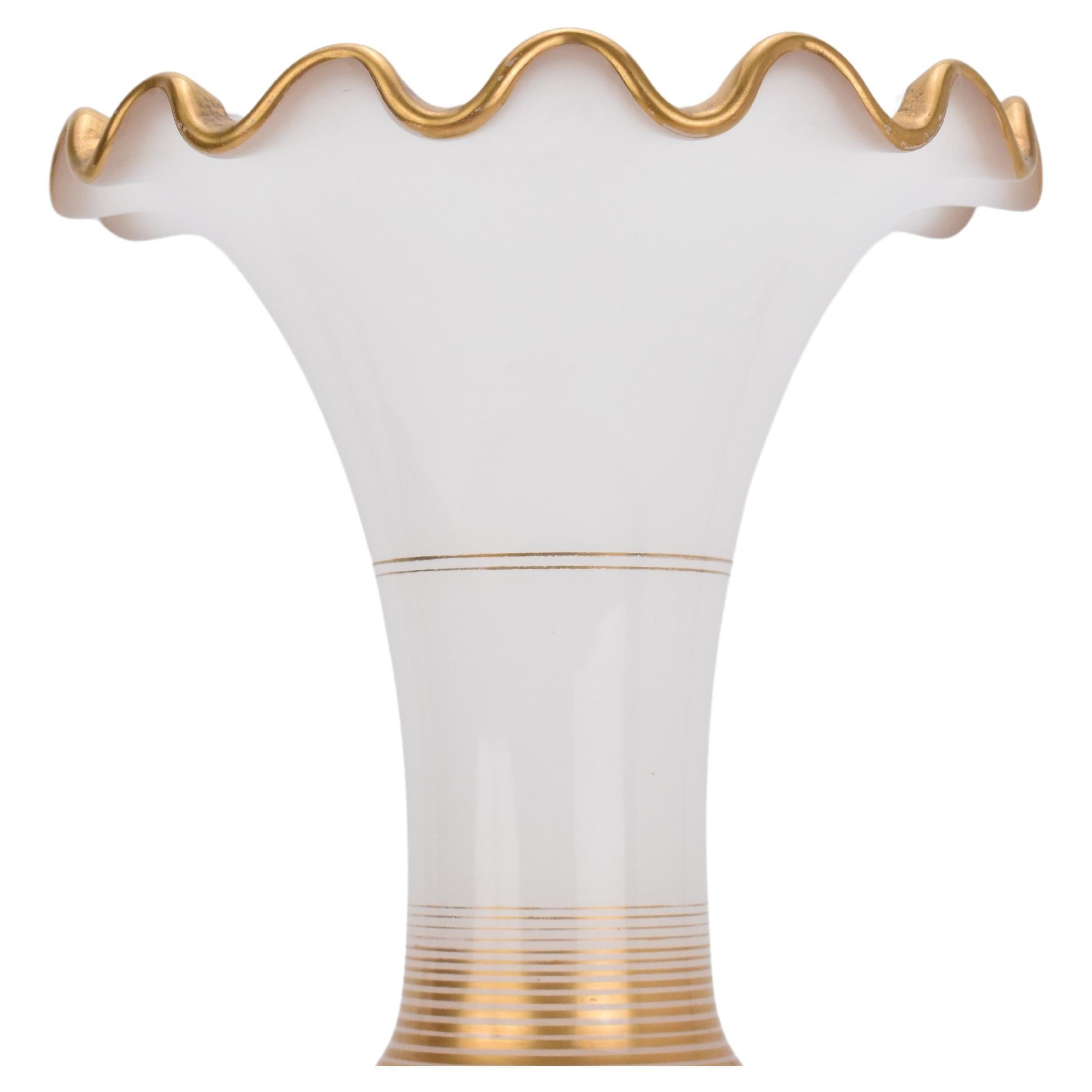 Grande paire de vases anciens en verre French Opaline Baccarat, 19e siècle Bon état - En vente à Rostock, MV