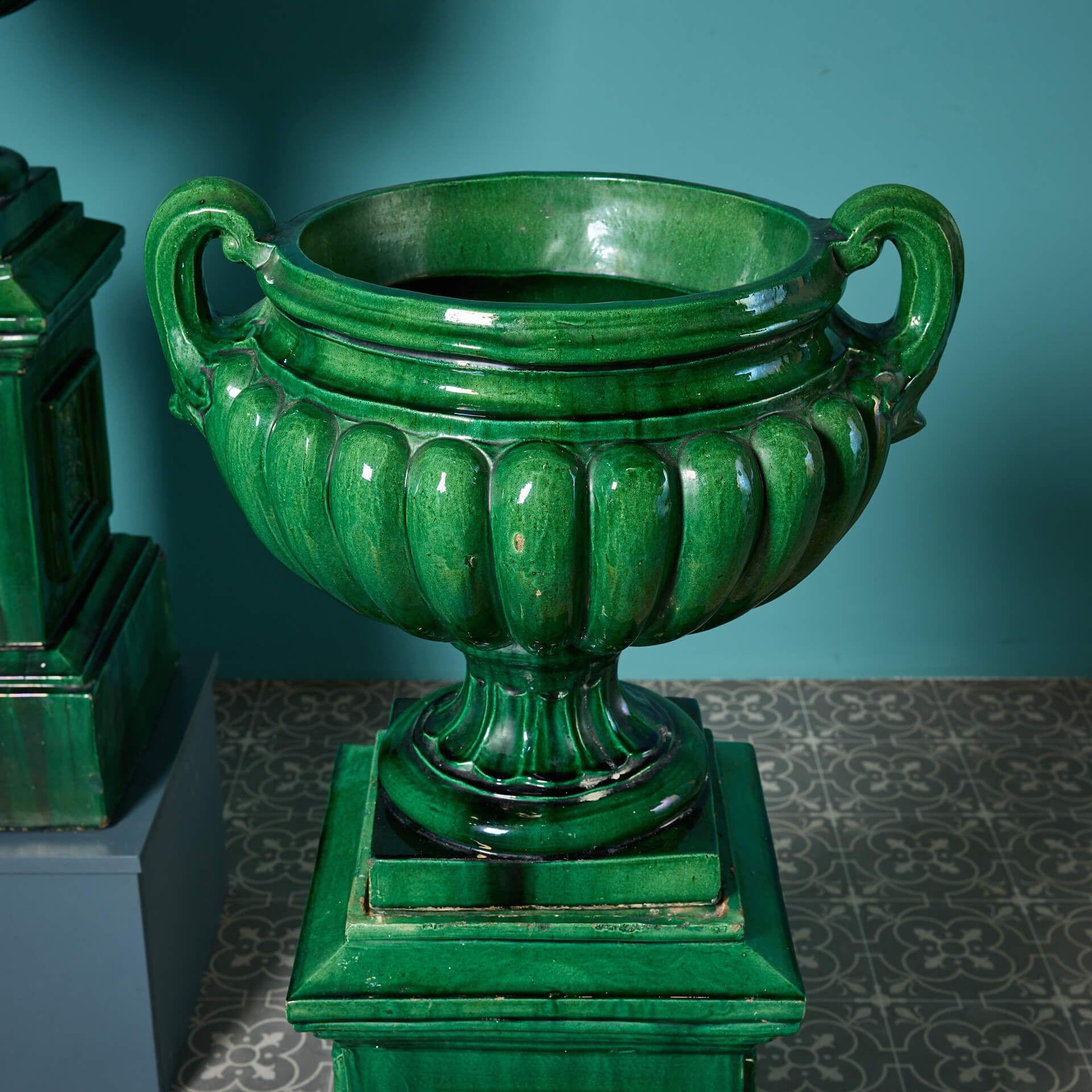 Neoclassico Grande coppia di urne in gres smaltato antico in vendita