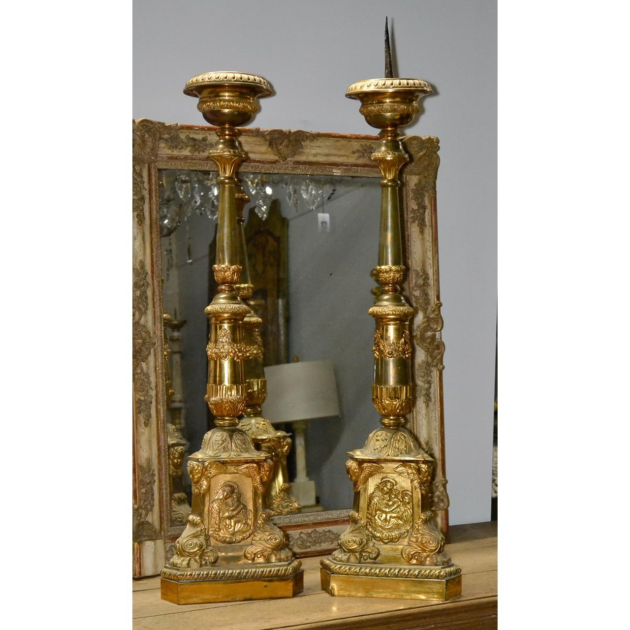 Großes Paar antiker italienischer vergoldeter Metall-Altarständer im Angebot 2