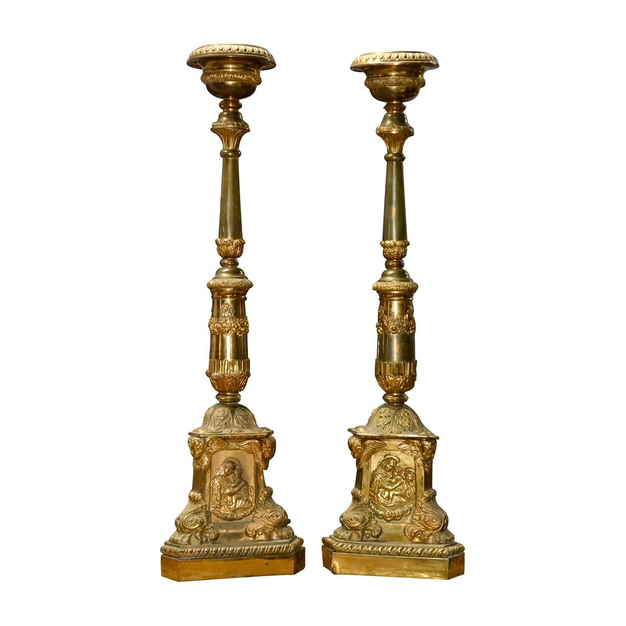 Großes Paar antiker italienischer vergoldeter Metall-Altarständer im Angebot
