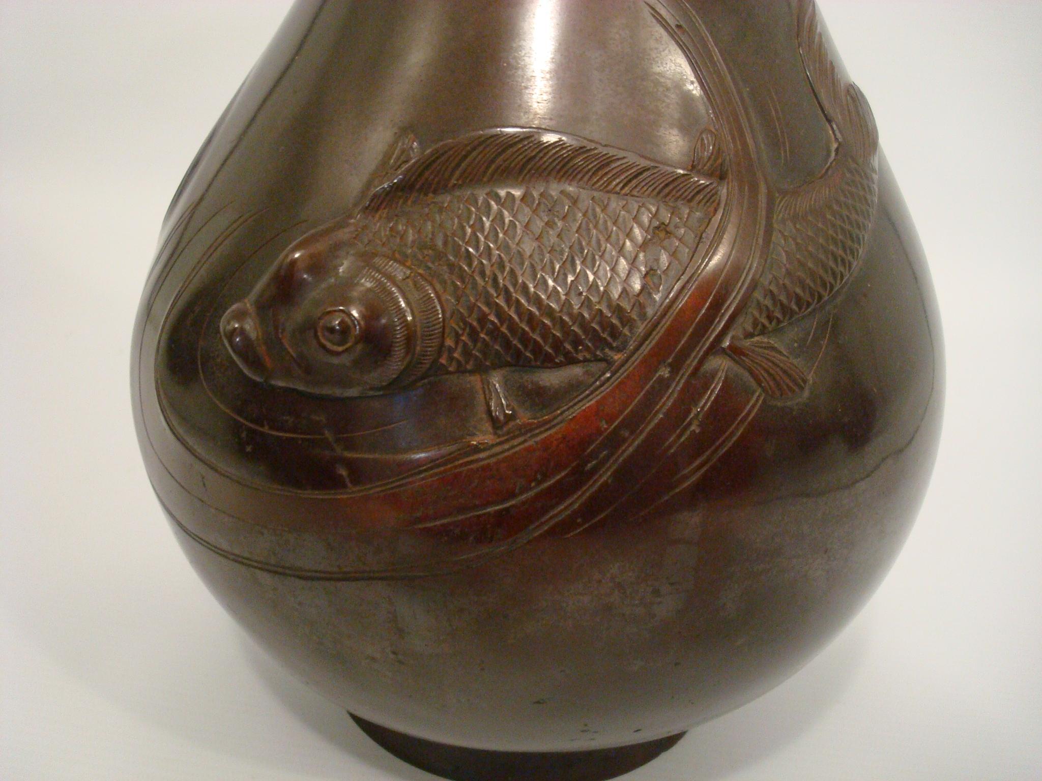 large pair of antique Japanese bronze vases with carp fish, Meiji period For Sale 8