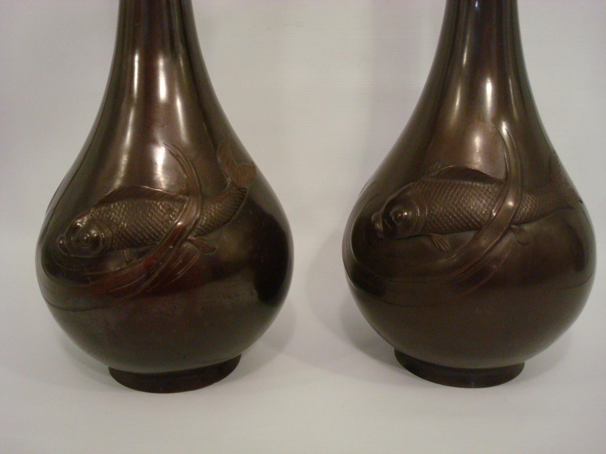 large pair of antique Japanese bronze vases with carp fish, Meiji period For Sale 15