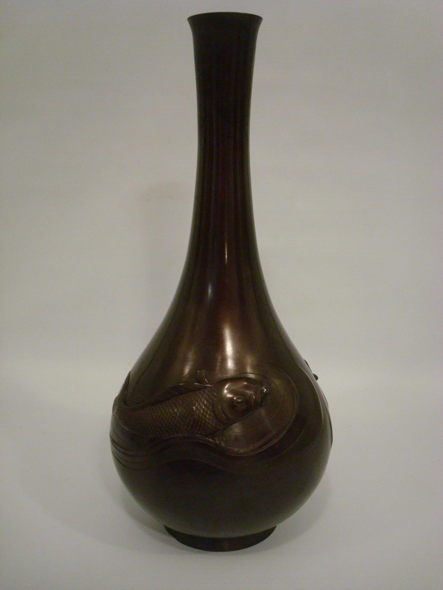 grande coppia di antichi vasi giapponesi in bronzo con pesci carpa, periodo Meiji in vendita 3