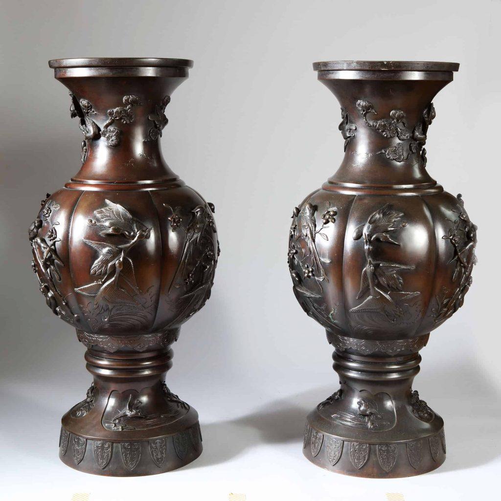 Ferronnerie Grande paire de vases anciens japonais Meiji en bronze en vente