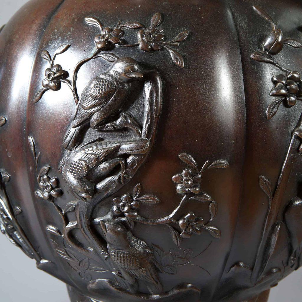 Oggetti in metallo Grande coppia di vasi antichi giapponesi Meiji in bronzo in vendita