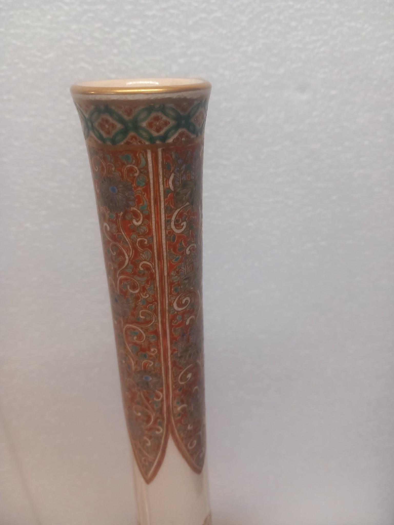 Una grande coppia di antichi vasi giapponesi Satsuma, dipinti a mano su sfondo bianco.
I bordi superiori sono decorati con cartigli di fogliame e arbusti e il corpo è dipinto con il disegno di un albero della vita e peonie che rappresentano fortuna