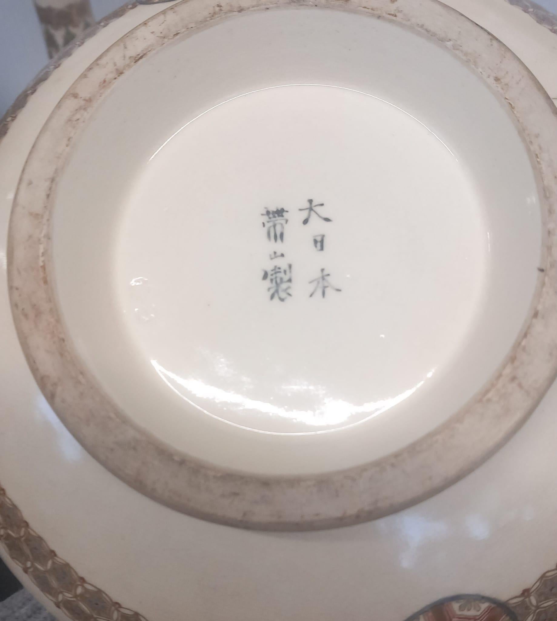 Giapponese Grande coppia di antichi vasi giapponesi Satsuma, CIRCA 1870 - Simboli dell'eternità in vendita
