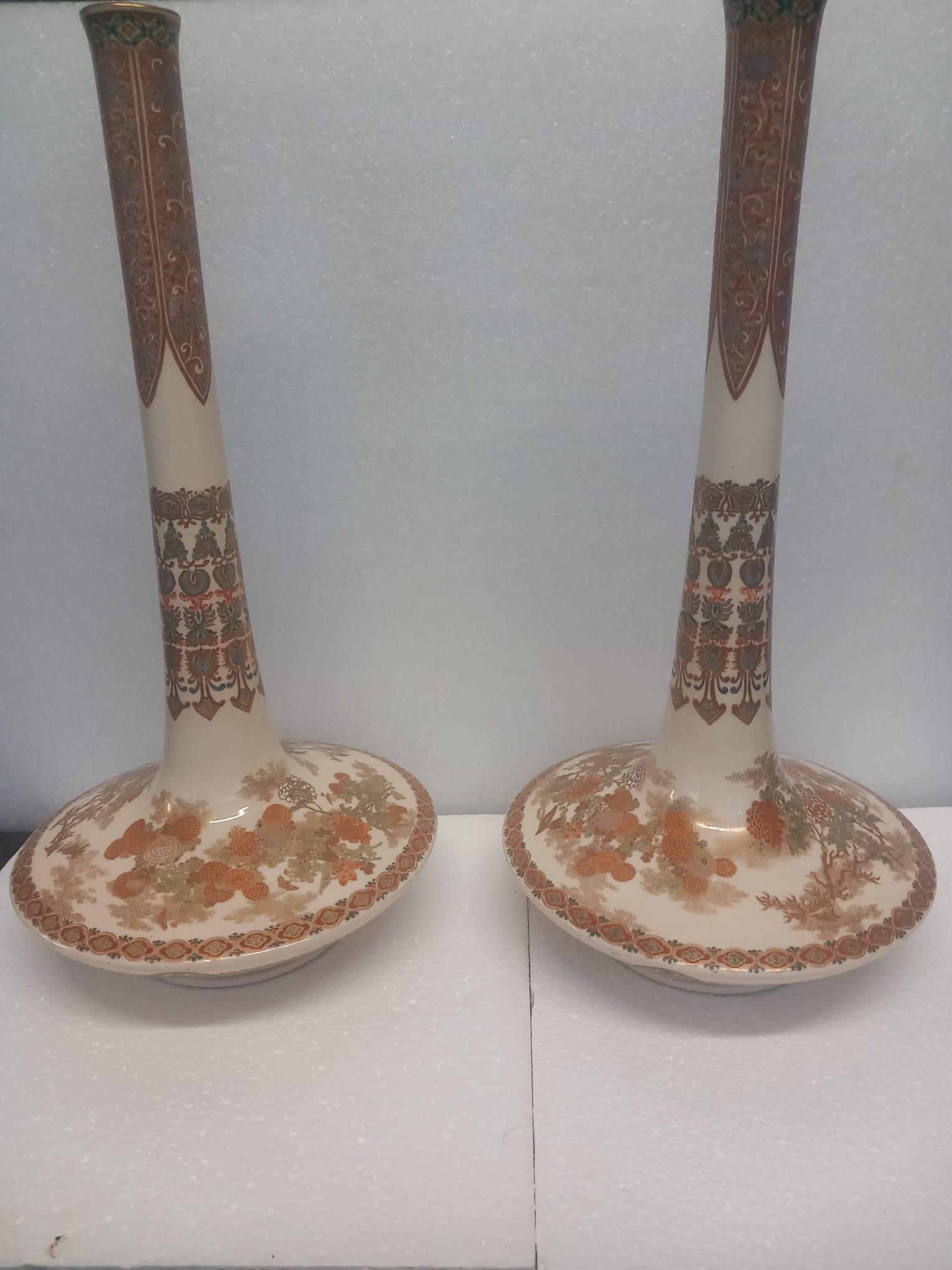 Smaltato Grande coppia di antichi vasi giapponesi Satsuma, CIRCA 1870 - Simboli dell'eternità in vendita