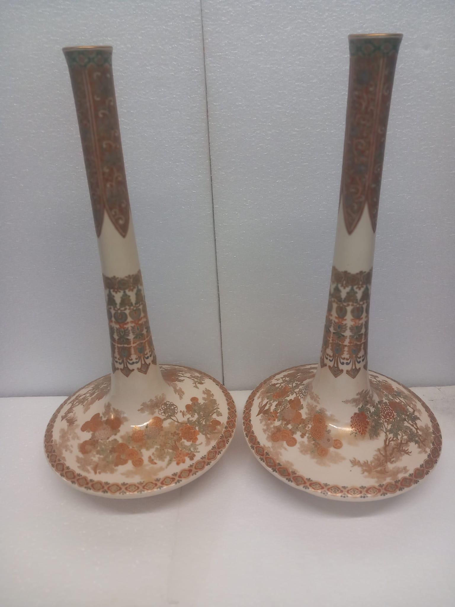 XIX secolo Grande coppia di antichi vasi giapponesi Satsuma, CIRCA 1870 - Simboli dell'eternità in vendita