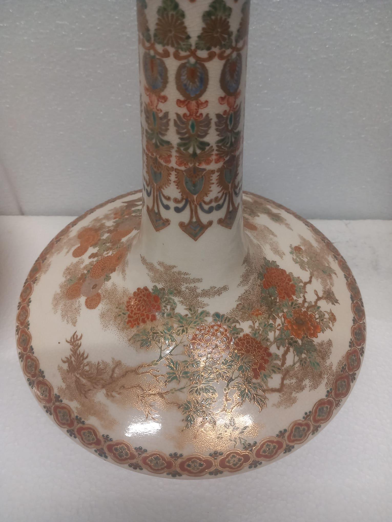 Porcellana Grande coppia di antichi vasi giapponesi Satsuma, CIRCA 1870 - Simboli dell'eternità in vendita