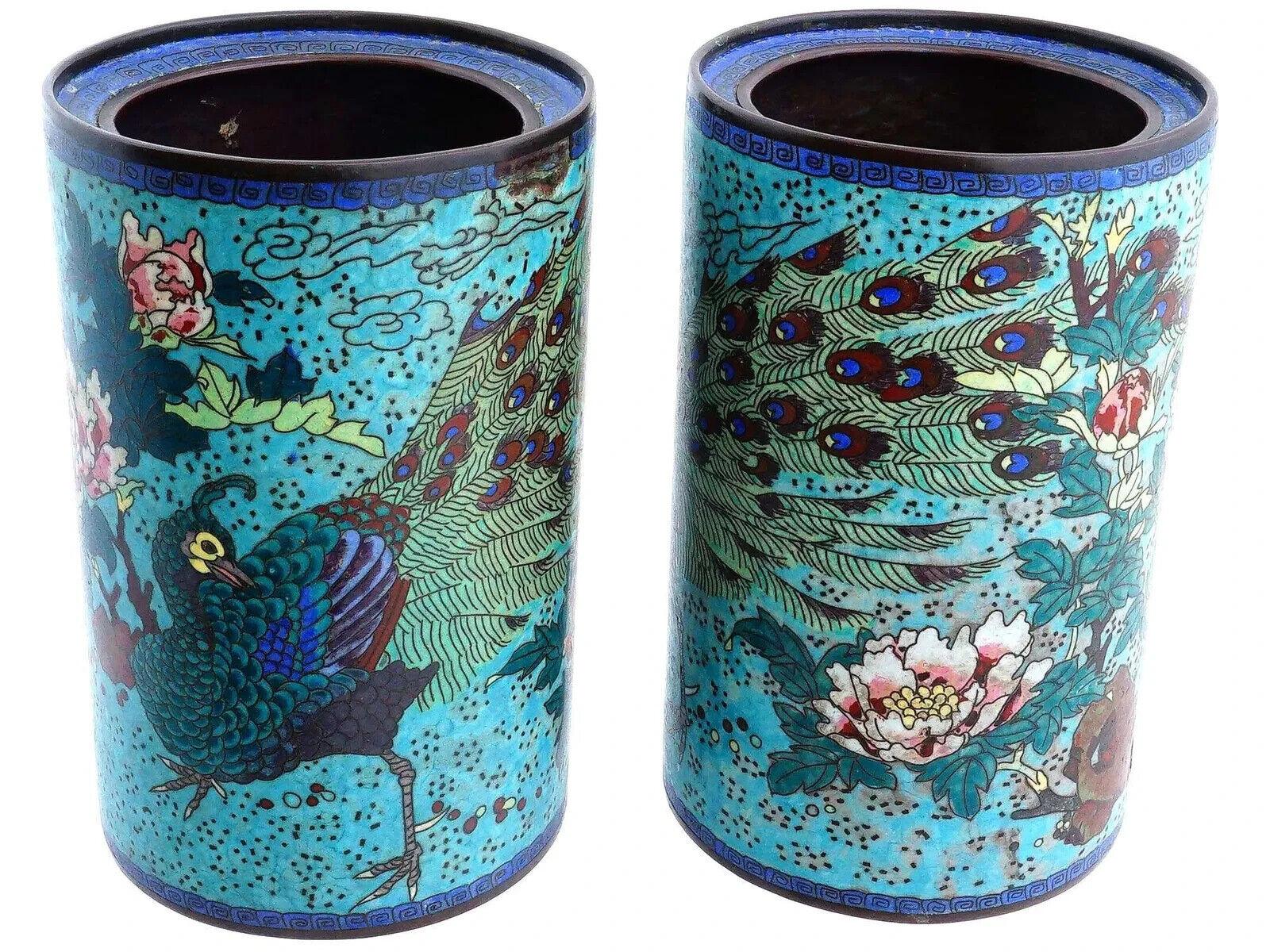 Coppia di antichi vasi a spazzola giapponesi, epoca Meiji, dal 1868 al 1912. L'esterno di entrambi i pezzi abbinati è smaltato con fiori in fiore e pavoni in smalto policromo su un fondo blu cobalto. Non segnato. Oggetti da tavola smaltati asiatici