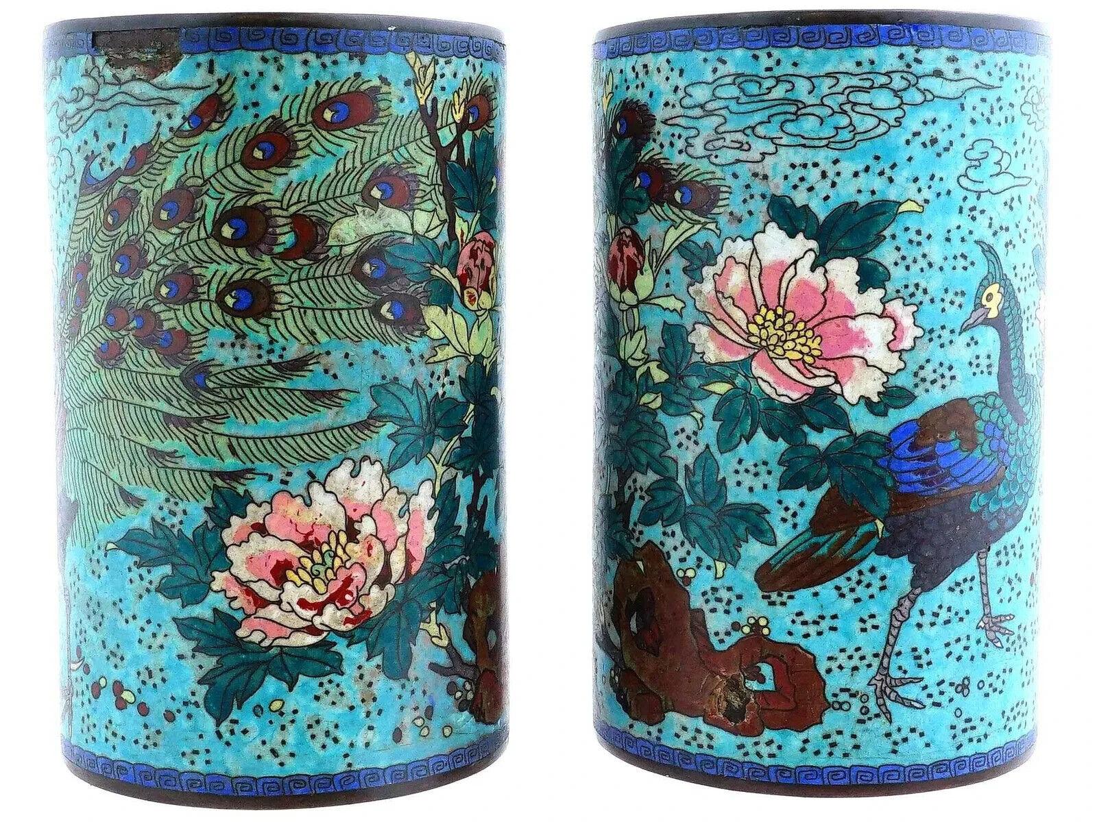 Giapponese Grande coppia di antichi vasi a spazzola giapponesi Meiji in smalto cloisonne con pavoni in vendita