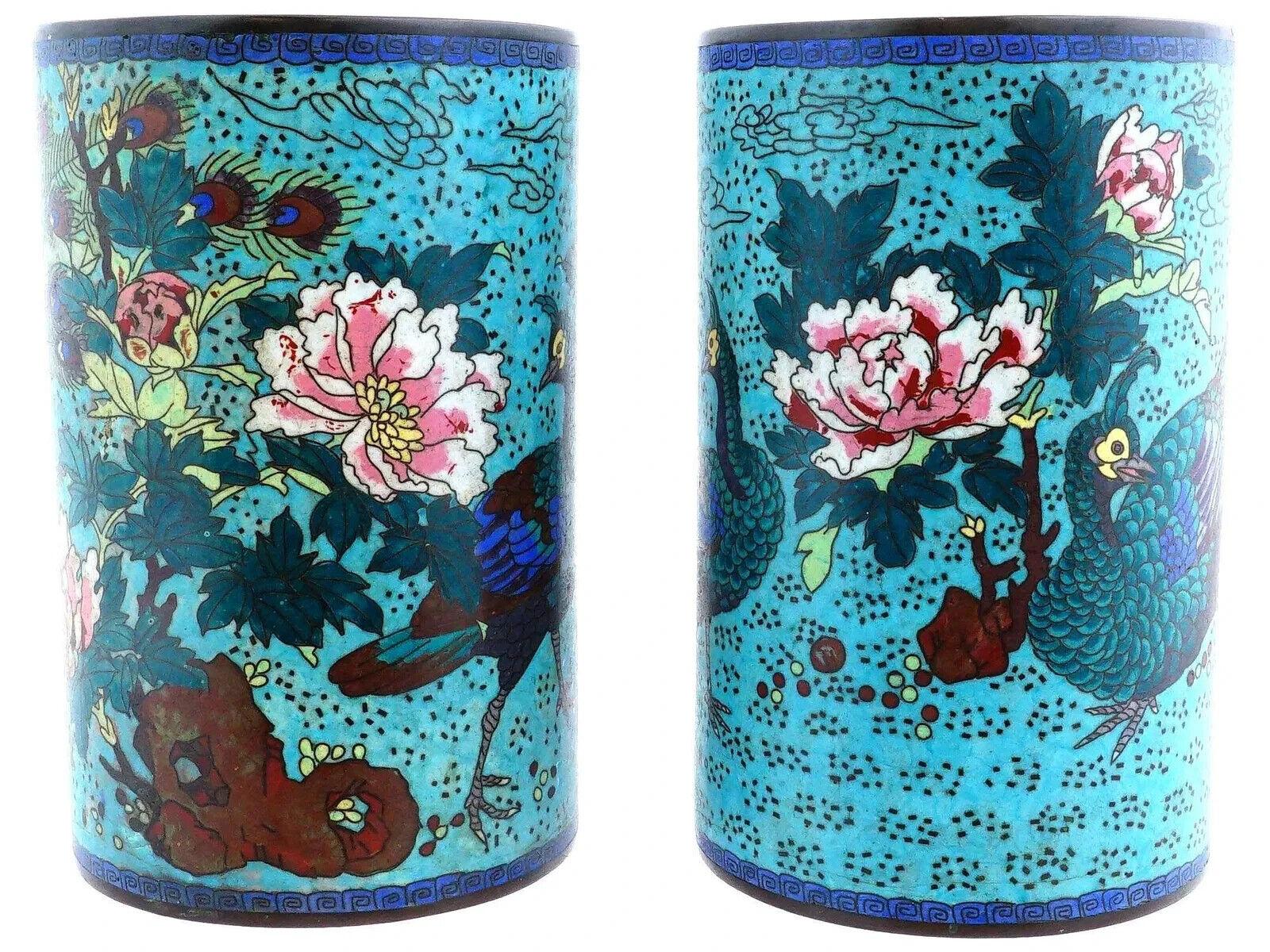 Cloisonné Grande coppia di antichi vasi a spazzola giapponesi Meiji in smalto cloisonne con pavoni in vendita