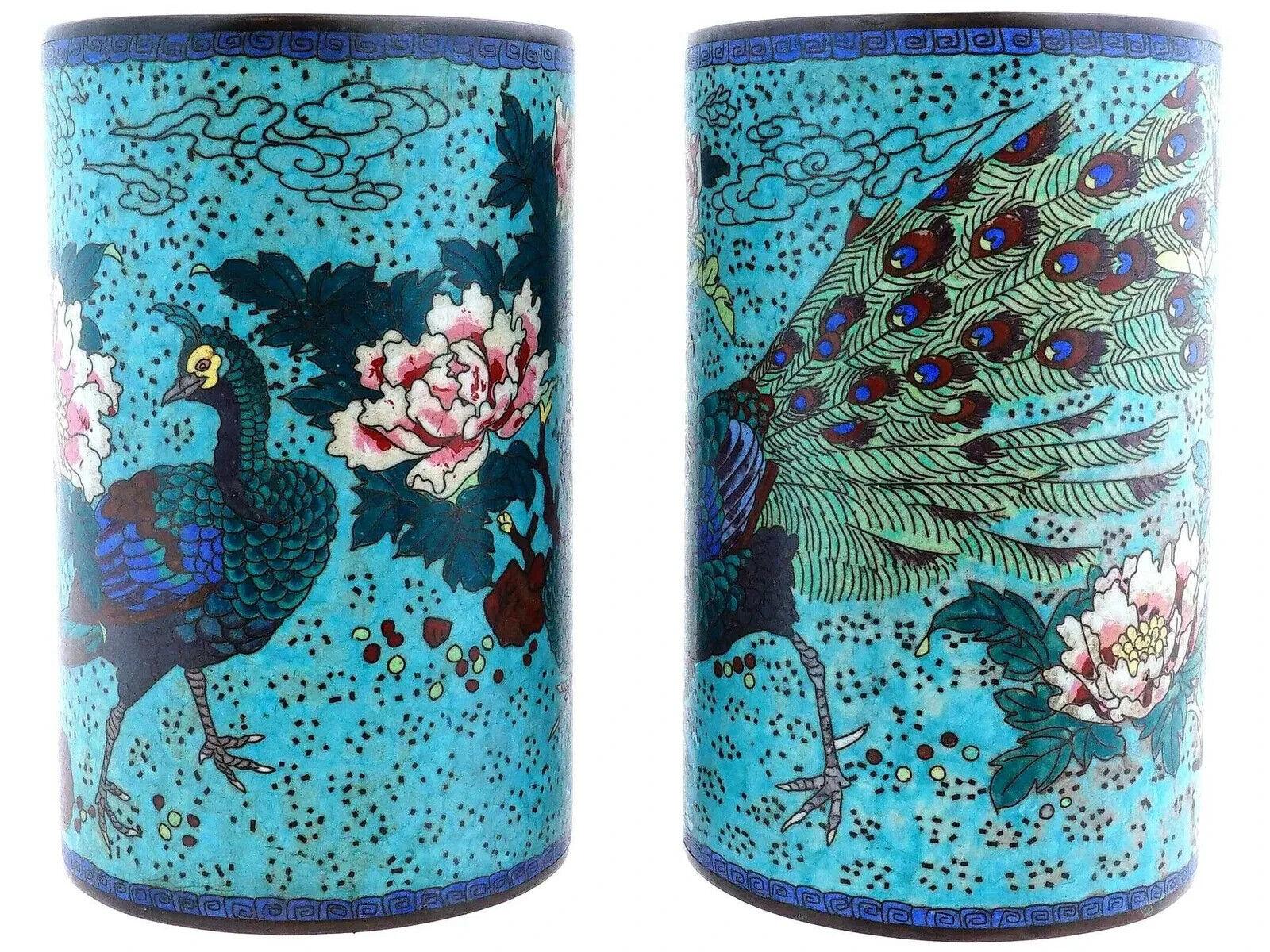 Grande coppia di antichi vasi a spazzola giapponesi Meiji in smalto cloisonne con pavoni In condizioni buone in vendita a Queens, NY