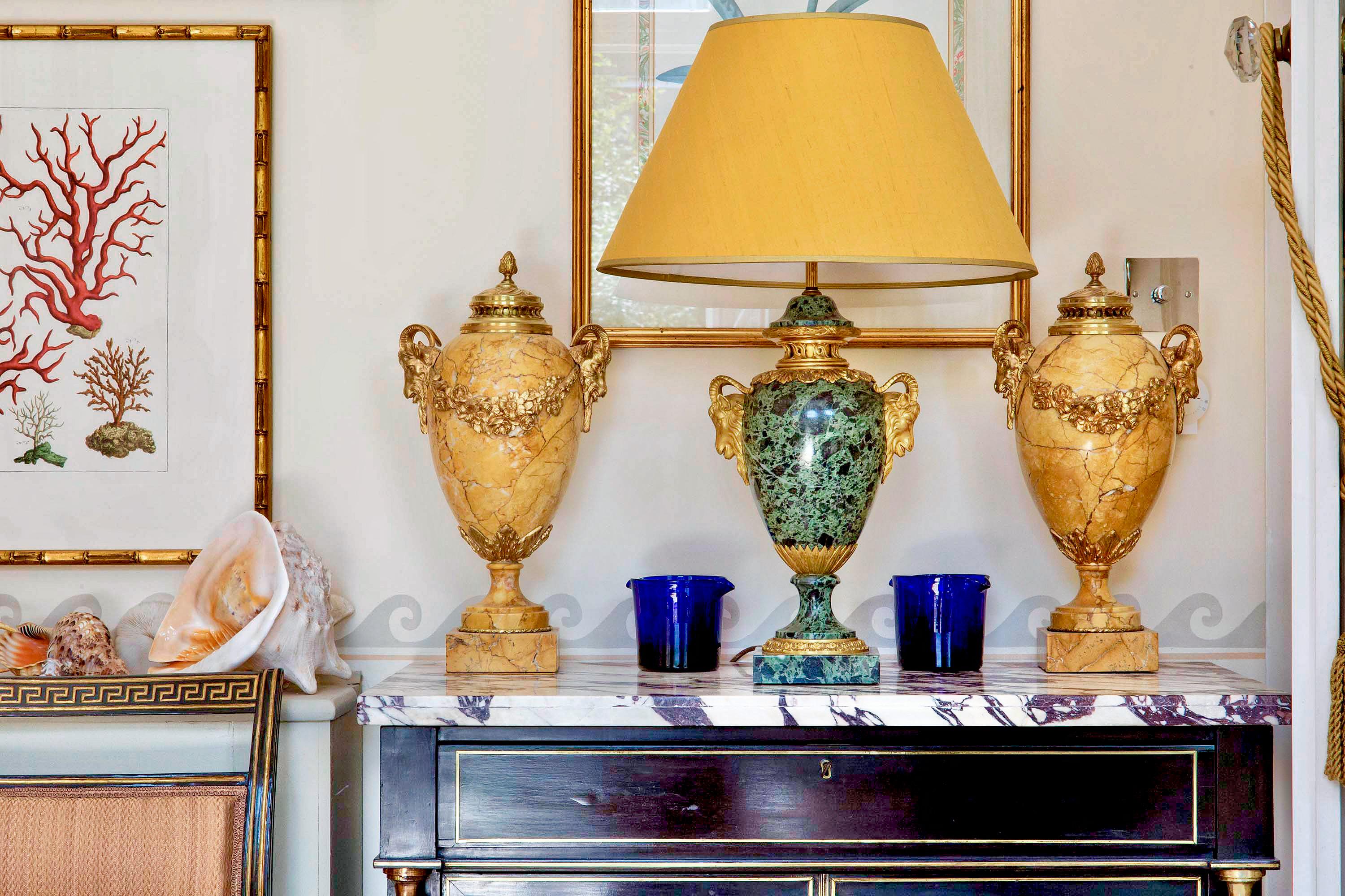 Ein äußerst dekoratives Paar neoklassizistischer Urnen aus Siena-Marmor mit verzierten, vergoldeten Bronzebeschlägen.

Französisch, Ende 19. - Anfang 20. Jahrhundert.

Wir lieben die Farbe und die Größe dieser prächtigen Urnen.

Perfektes Objekt für