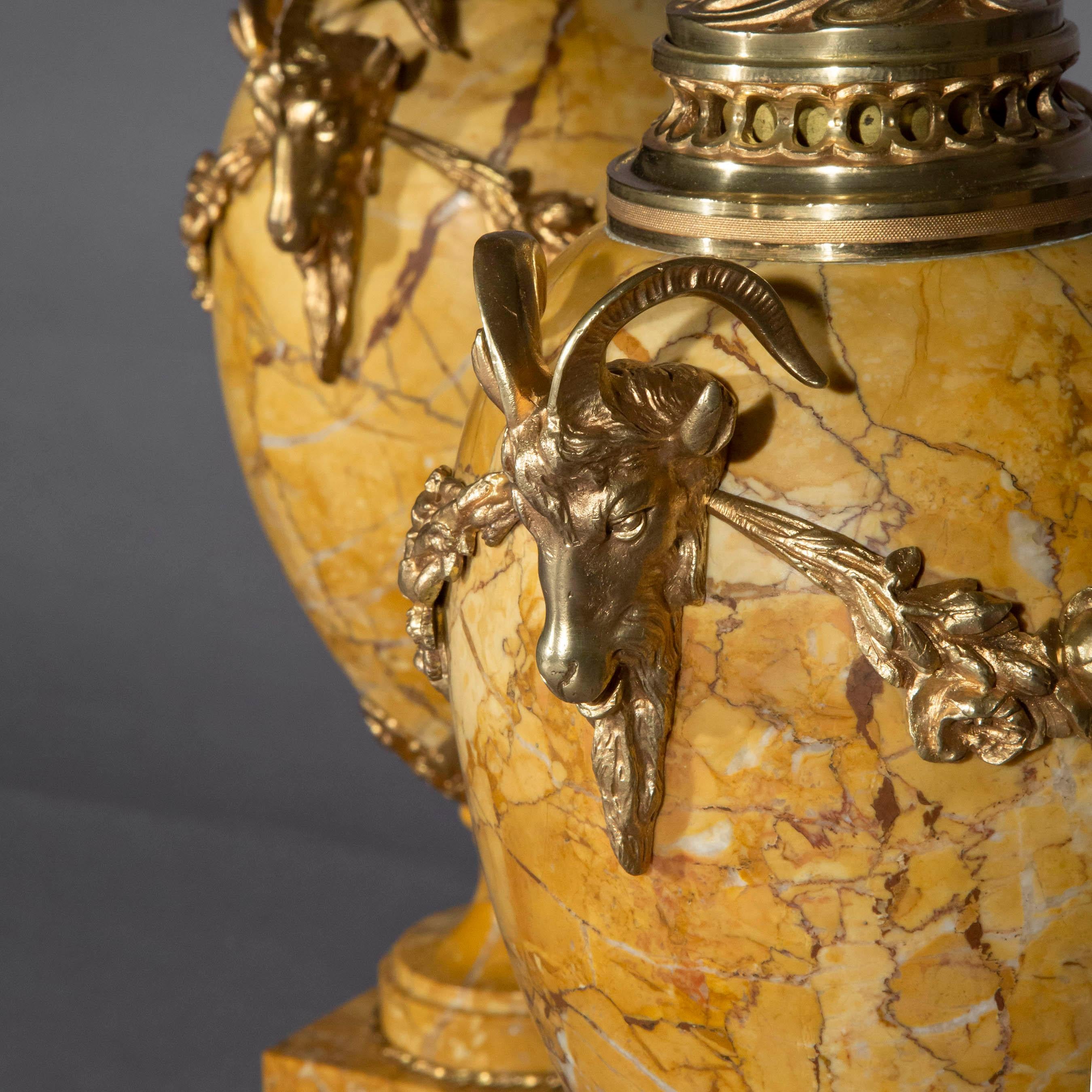 Paar antike neoklassizistische Urnen aus Siena-Marmor mit vergoldeten Bronzebeschlägen (Neoklassisches Revival) im Angebot