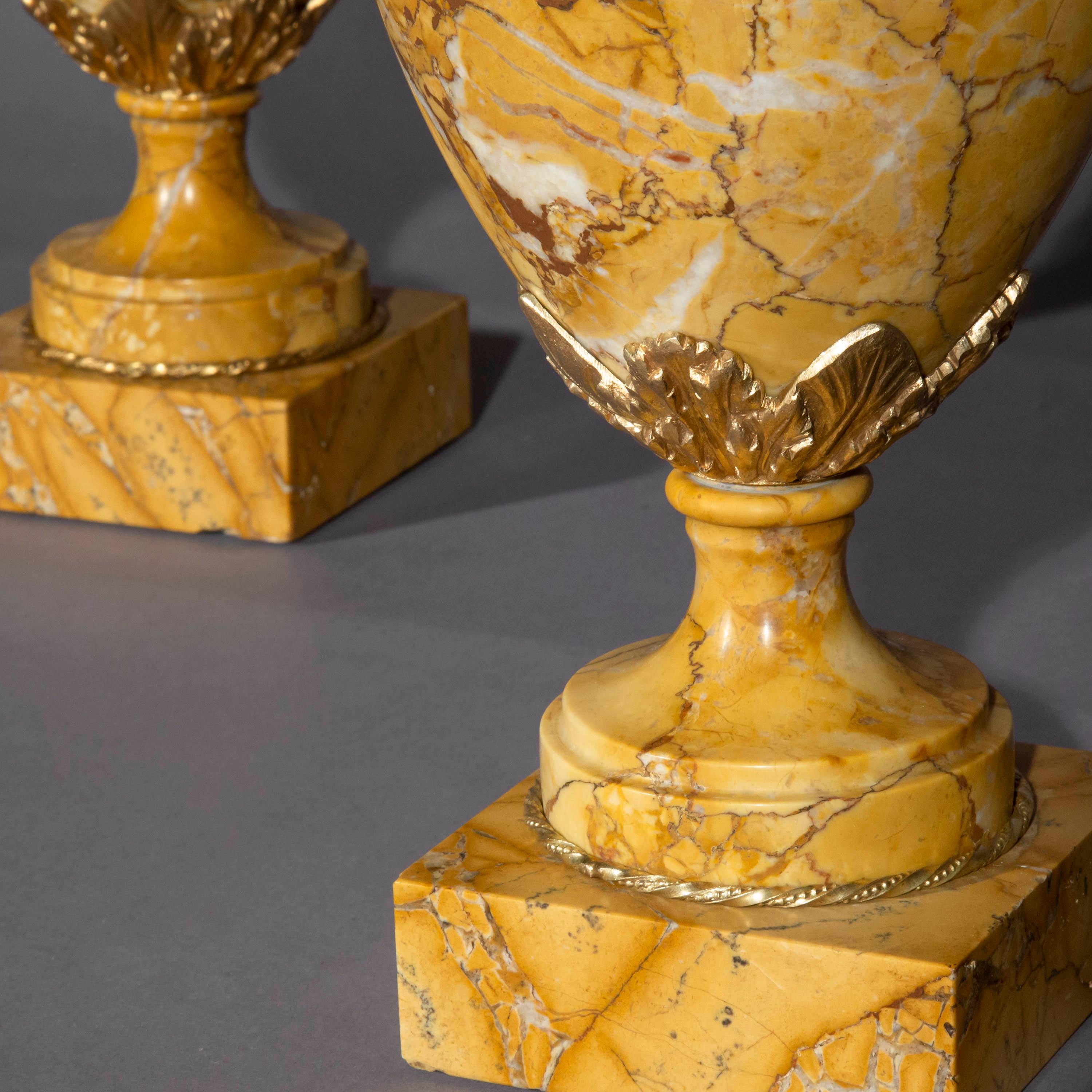 Paire d'urnes néoclassiques anciennes en marbre de Sienne avec montures en bronze doré Bon état - En vente à Richmond, London