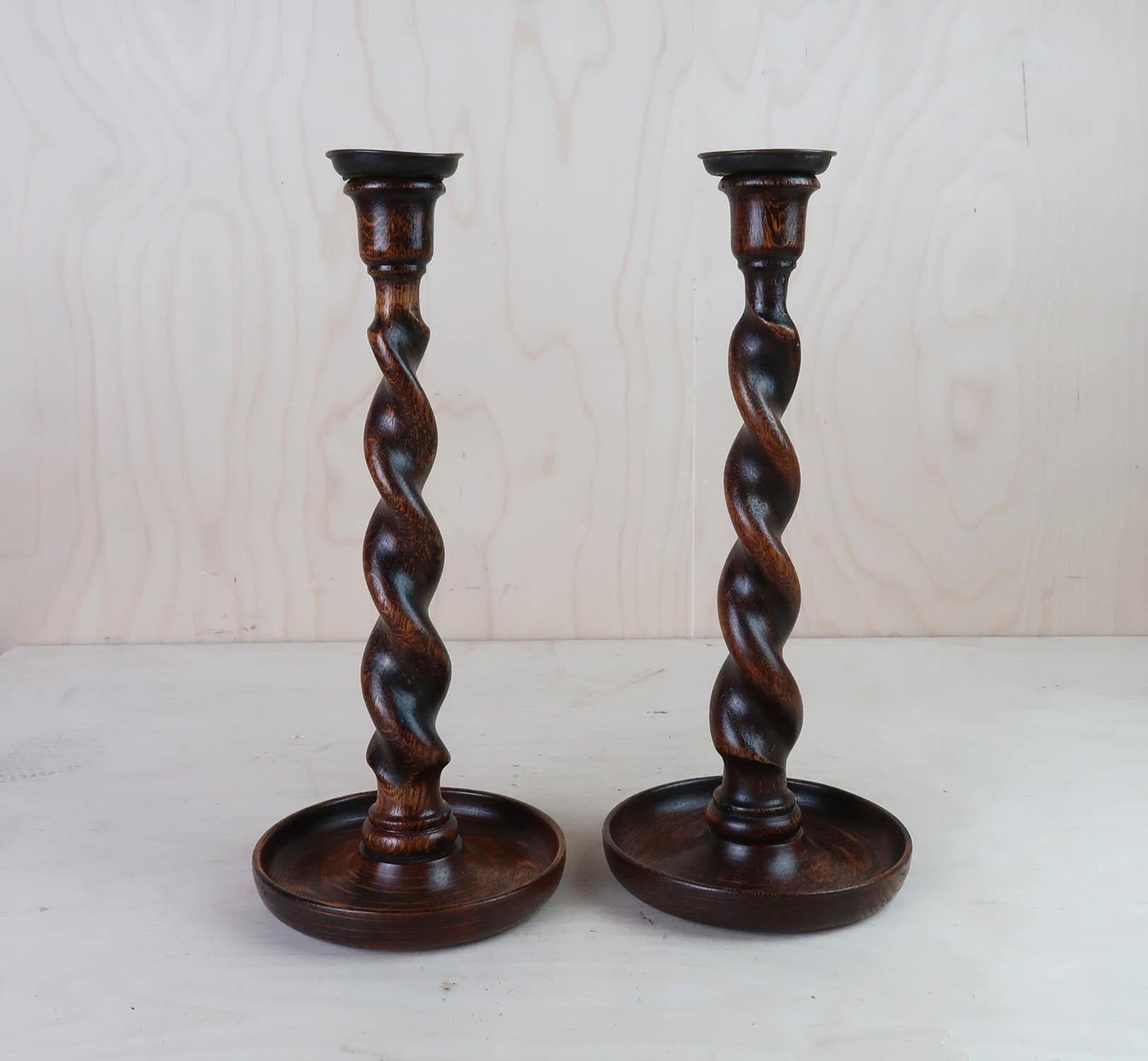 A super matching pair of oak twist candlesticks.

Good condition. Lovely colour.

The brass sconces are original.


