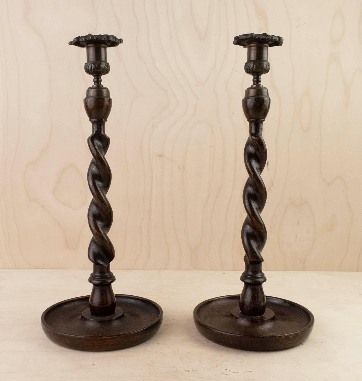 A super matching pair of large oak barley twist candlesticks.

With cast brass sconces

Good condition. Lovely colour.

The brass sconces are original.

Free UK shipping


