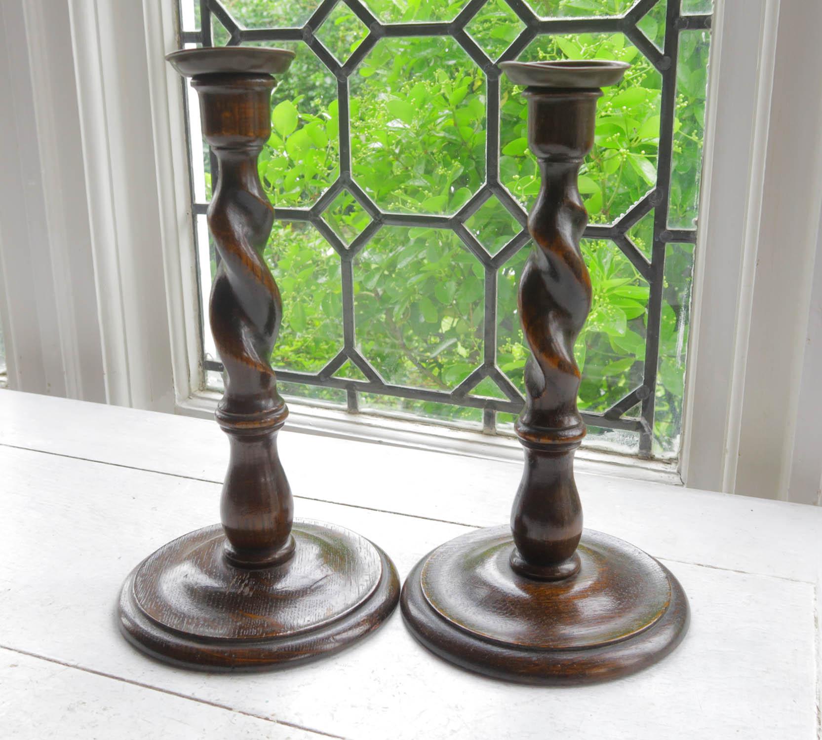 A super matching pair of oak twist candlesticks.

Good condition. Lovely colour.

The brass sconces are original.


