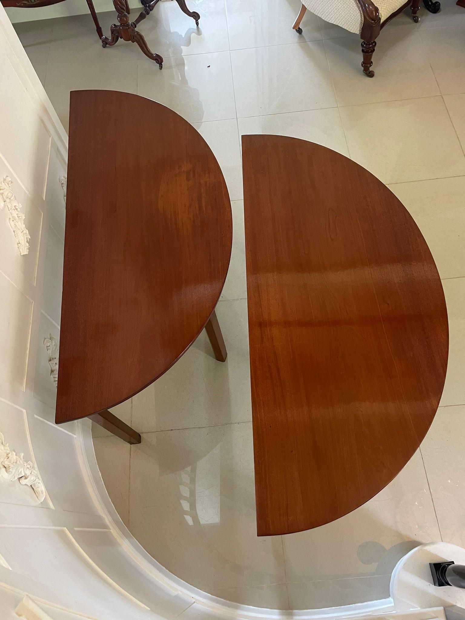 Gran Pareja de Consolas de Caoba Figurada de Calidad Antigua con Forma de Demi Lune en venta 3