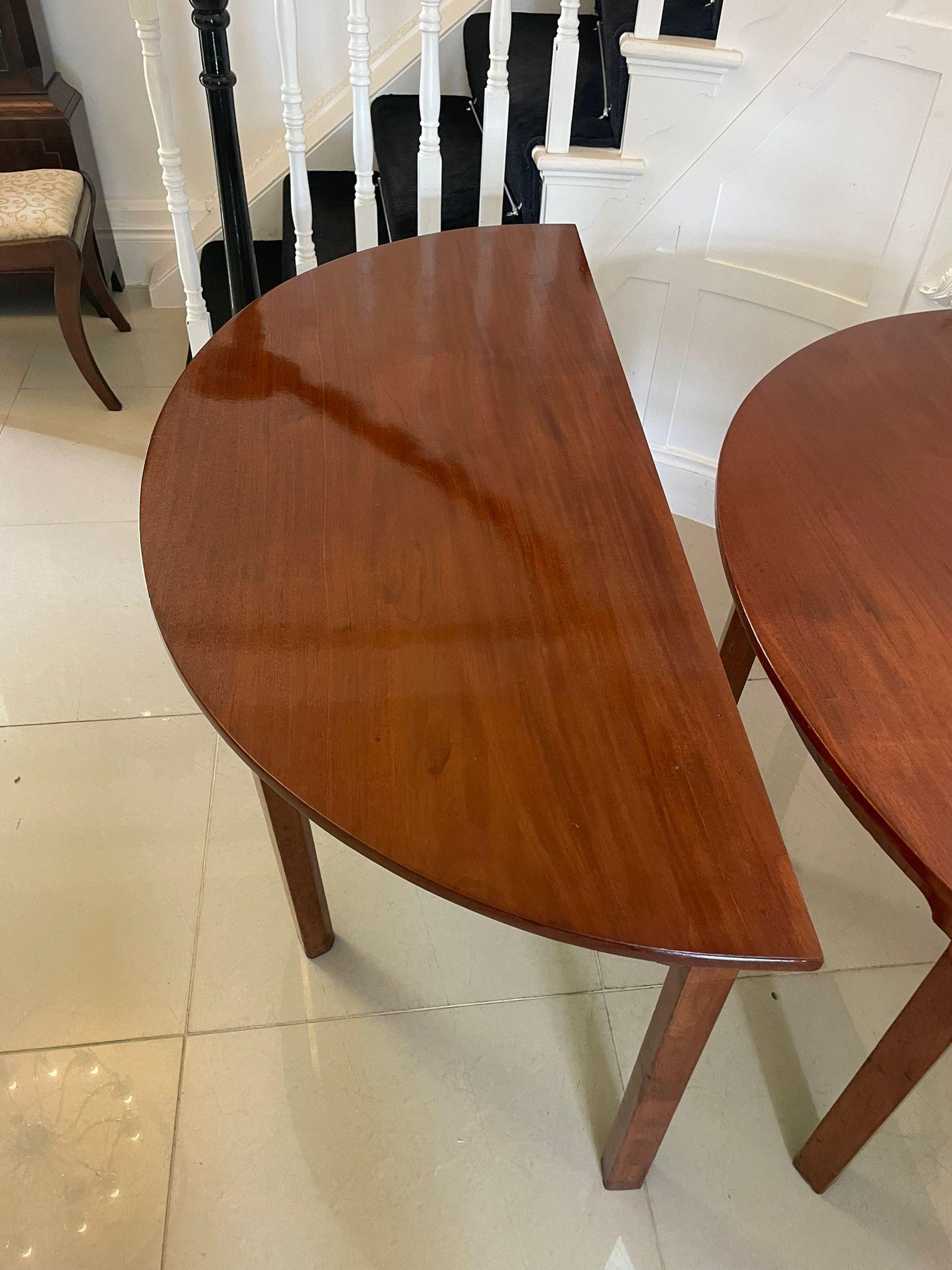 Gran Pareja de Consolas de Caoba Figurada de Calidad Antigua con Forma de Demi Lune en venta 4
