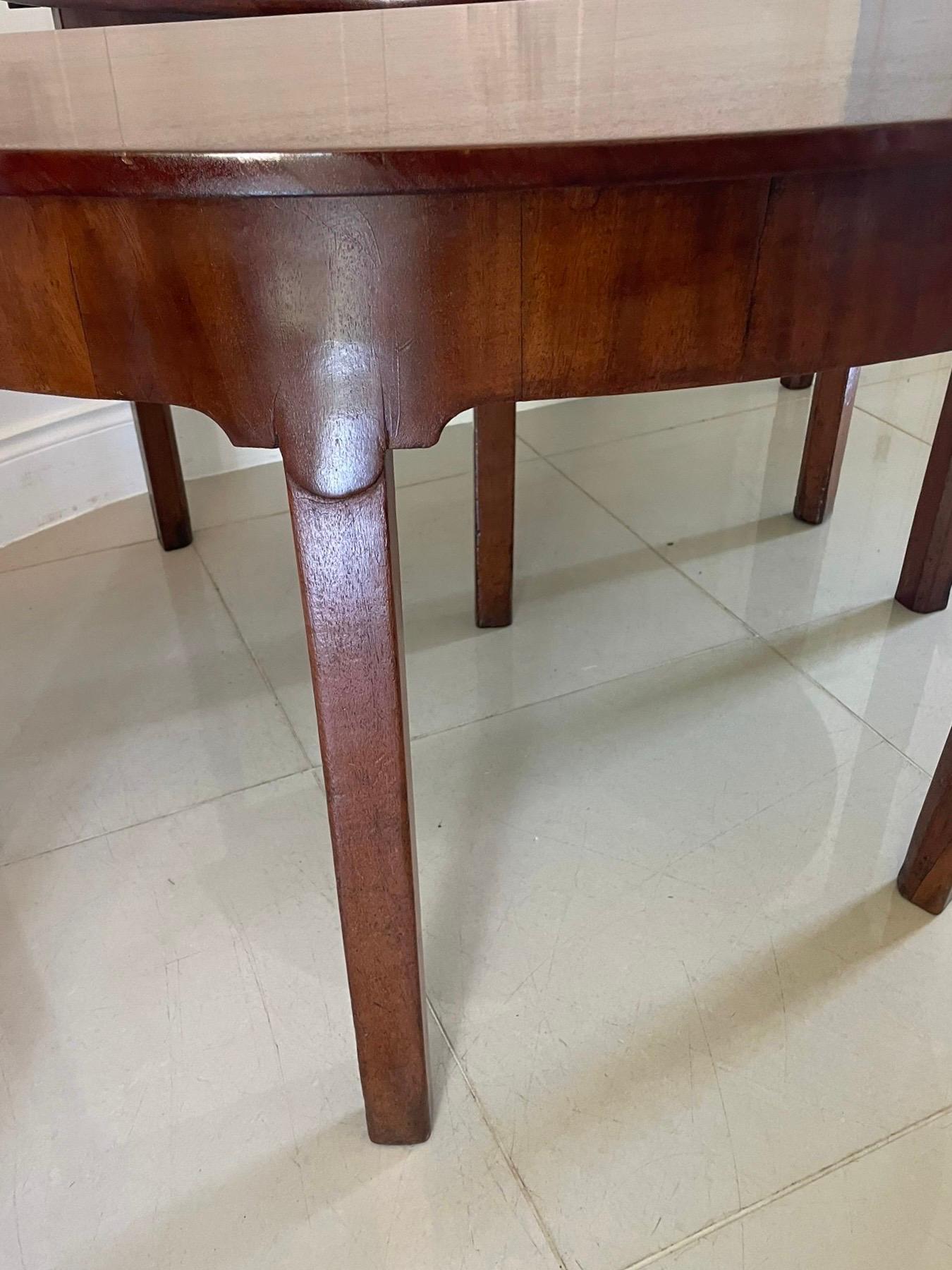 Gran Pareja de Consolas de Caoba Figurada de Calidad Antigua con Forma de Demi Lune en venta 5
