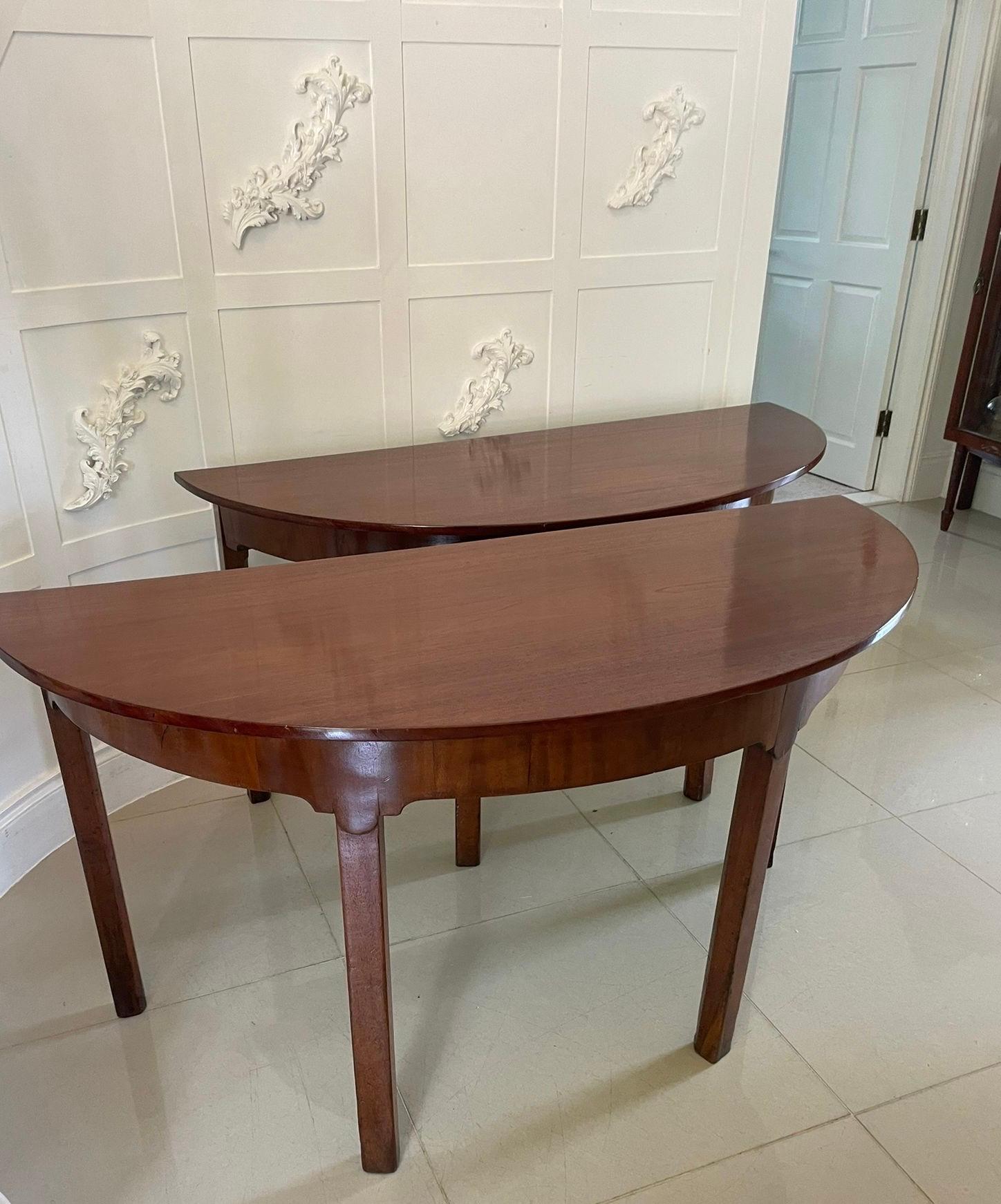 Gran Pareja de Consolas de Caoba Figurada de Calidad Antigua con Forma de Demi Lune Inglés en venta