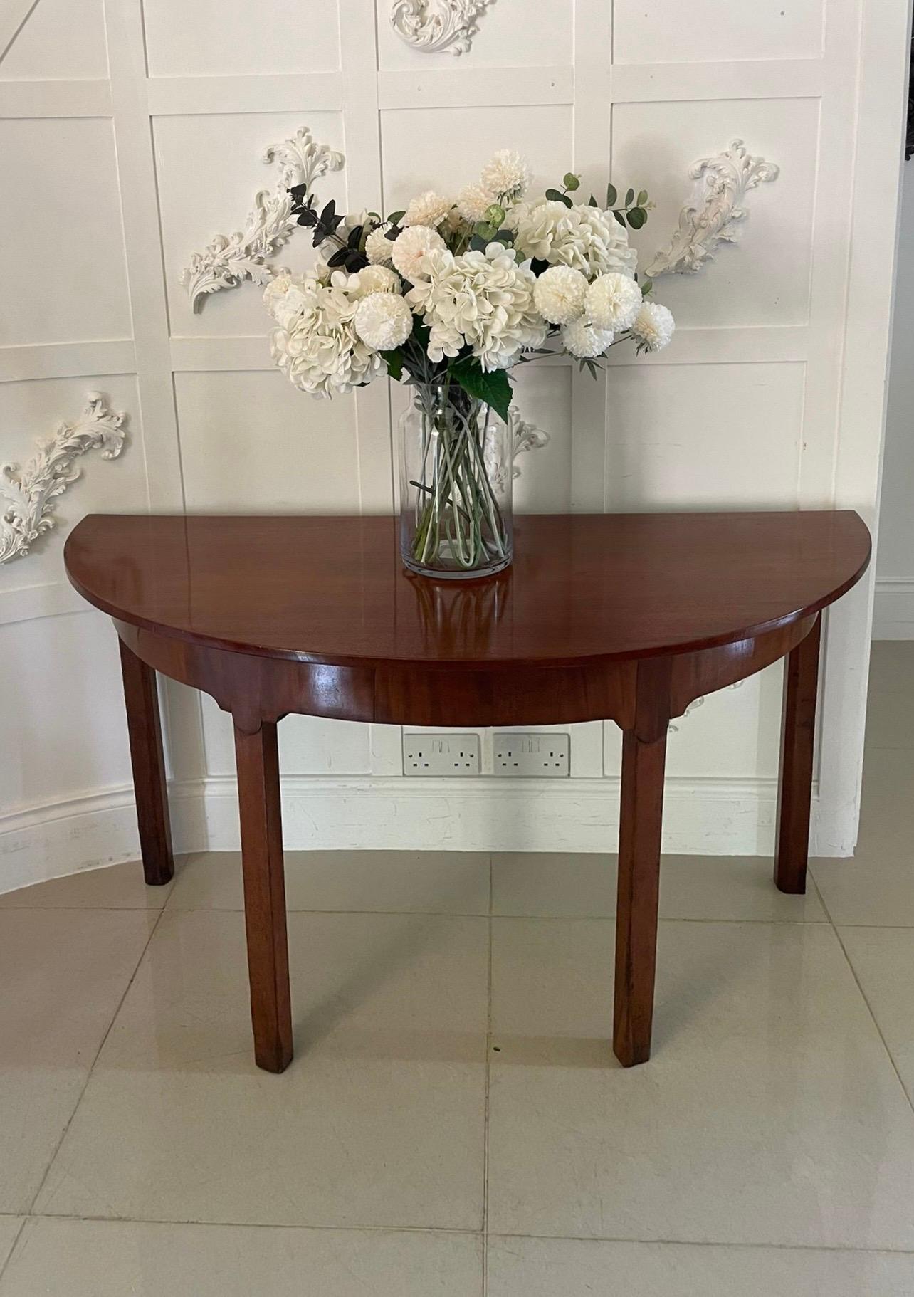 Gran Pareja de Consolas de Caoba Figurada de Calidad Antigua con Forma de Demi Lune siglo XIX en venta