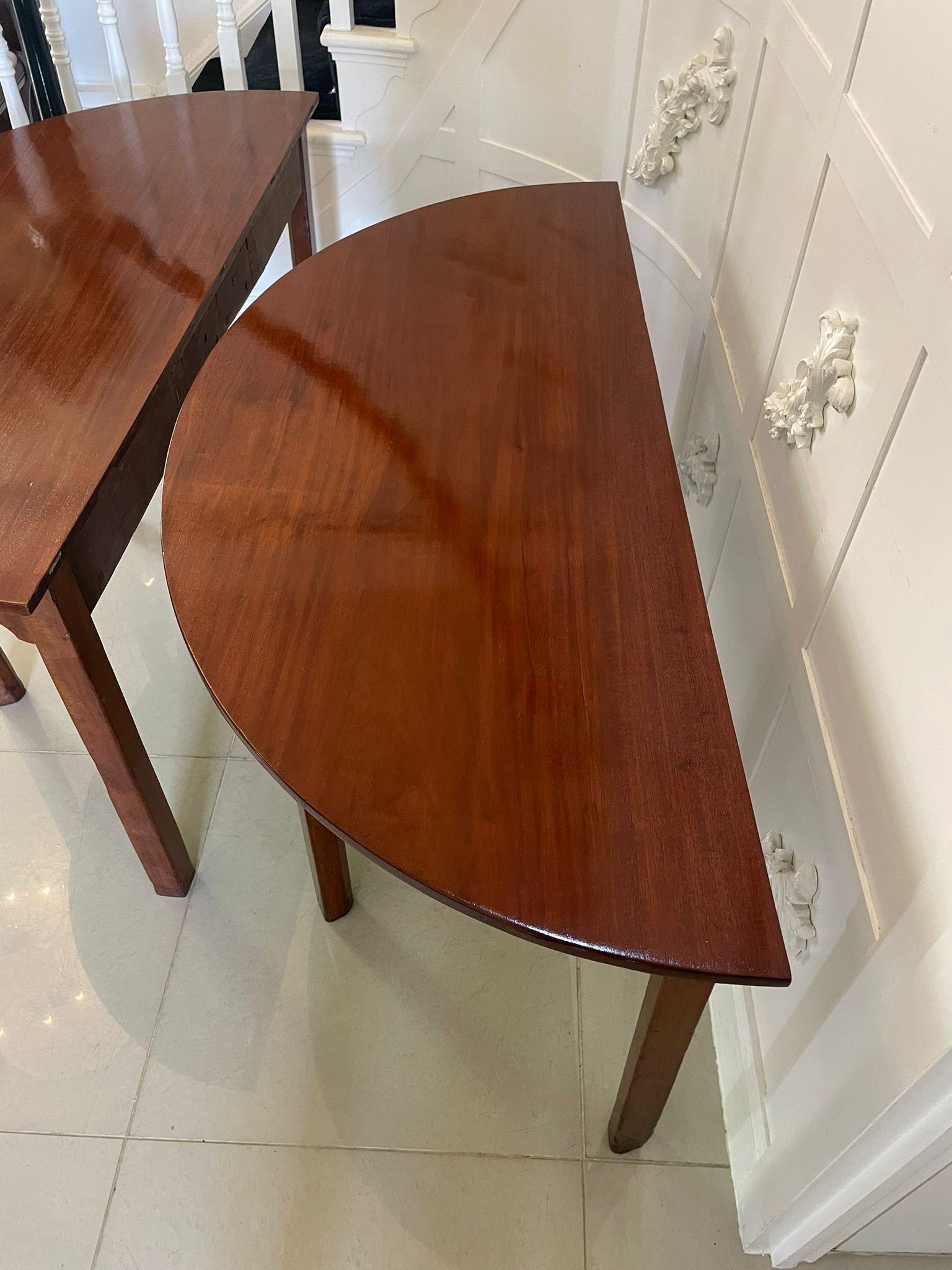 Gran Pareja de Consolas de Caoba Figurada de Calidad Antigua con Forma de Demi Lune Otro en venta