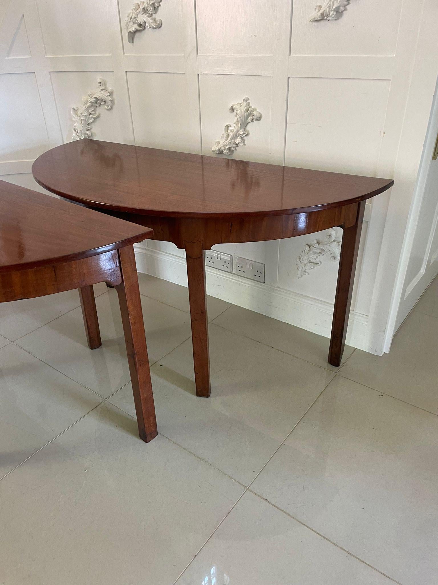 Gran Pareja de Consolas de Caoba Figurada de Calidad Antigua con Forma de Demi Lune en venta 1