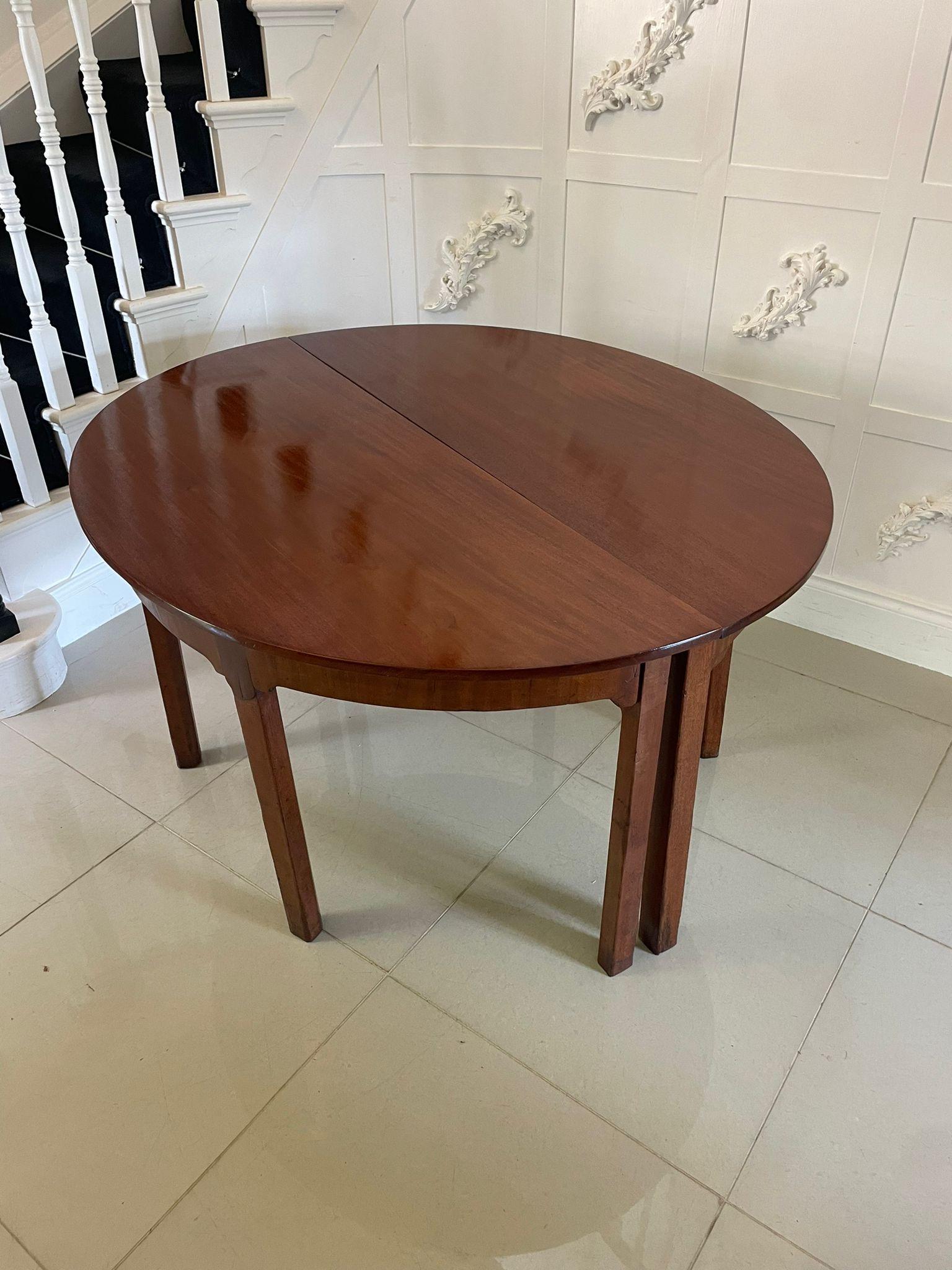 Gran Pareja de Consolas de Caoba Figurada de Calidad Antigua con Forma de Demi Lune en venta 2