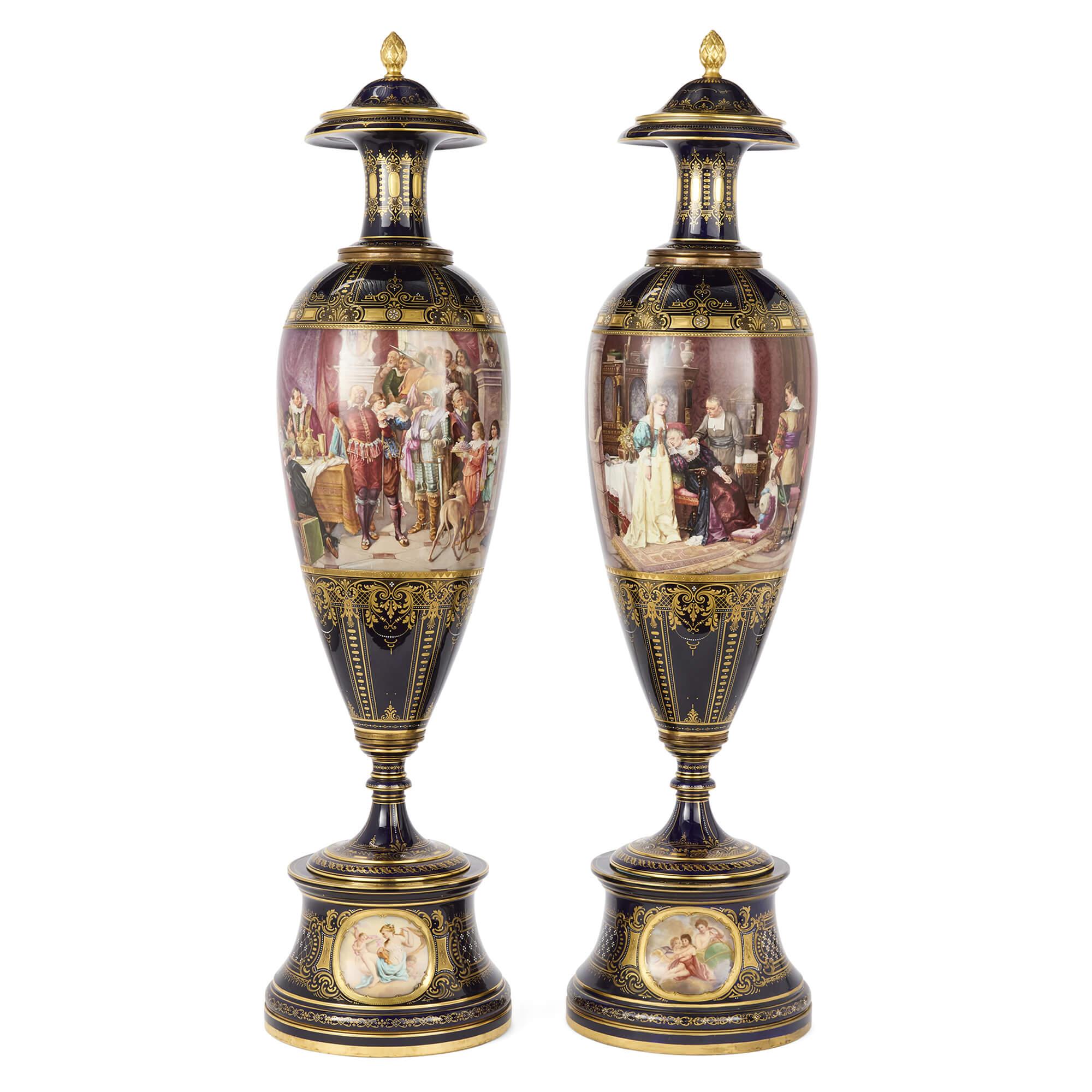 Grande paire de vases anciens en porcelaine royale de Vienne
Autriche, Fin du 19e siècle 
Hauteur 102 cm, diamètre 28 cm

Cette remarquable paire de vases, qui se distingue par sa taille imposante, a été fabriquée de manière experte par la célèbre