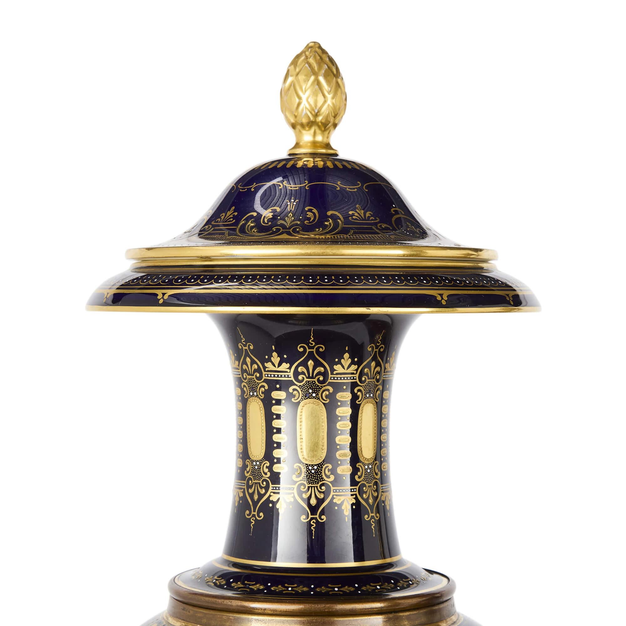 Fait main Grande paire de vases anciens en Royal Vienna Porcelain en vente