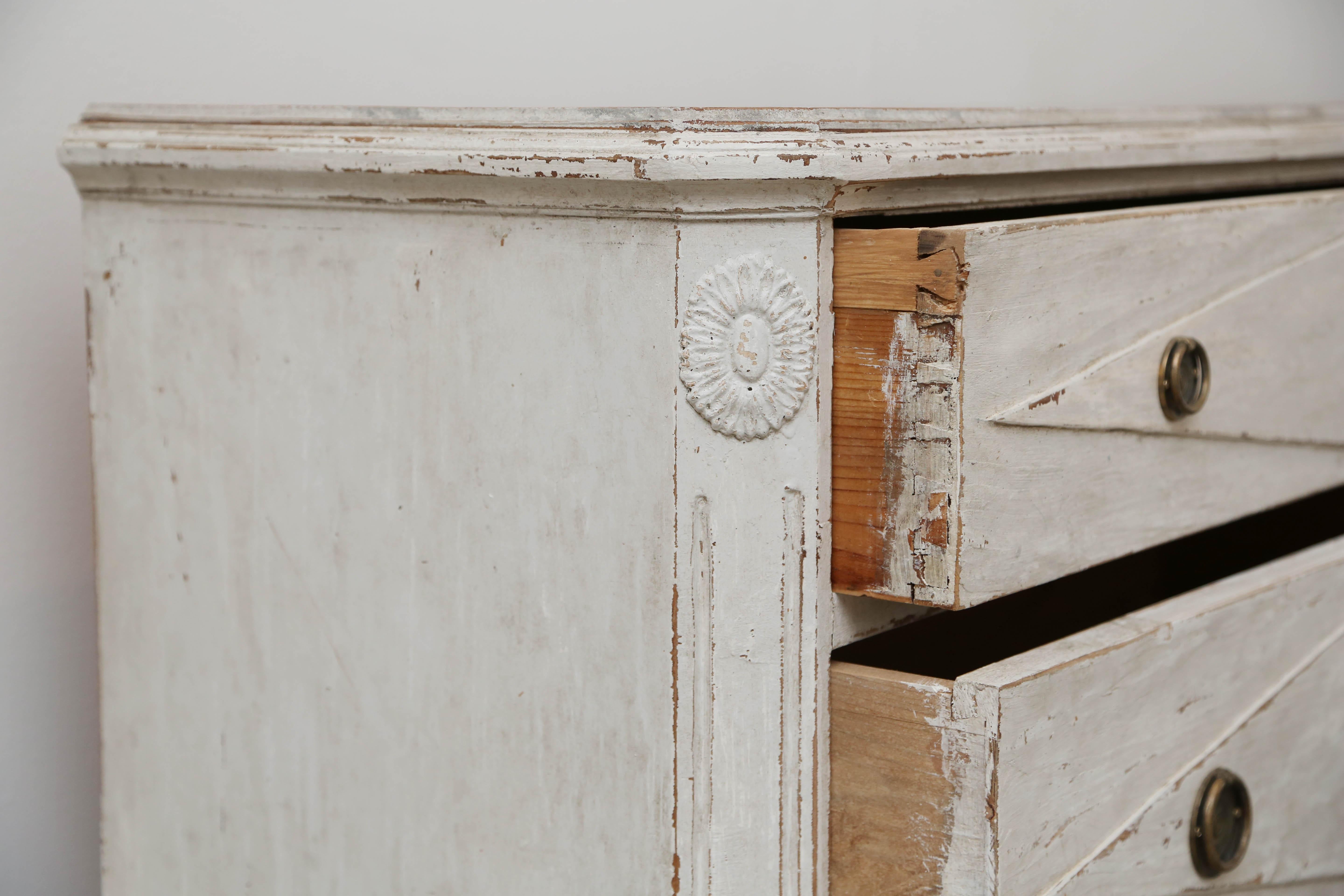 Large pair of antique Swedish Gustavian style painted chests diamond carving, late 19th century.
Three-drawer chests with faux finish gray marble tops, drawers have diamond carved raised panel detail, cut corners with fluted carving and rosette at