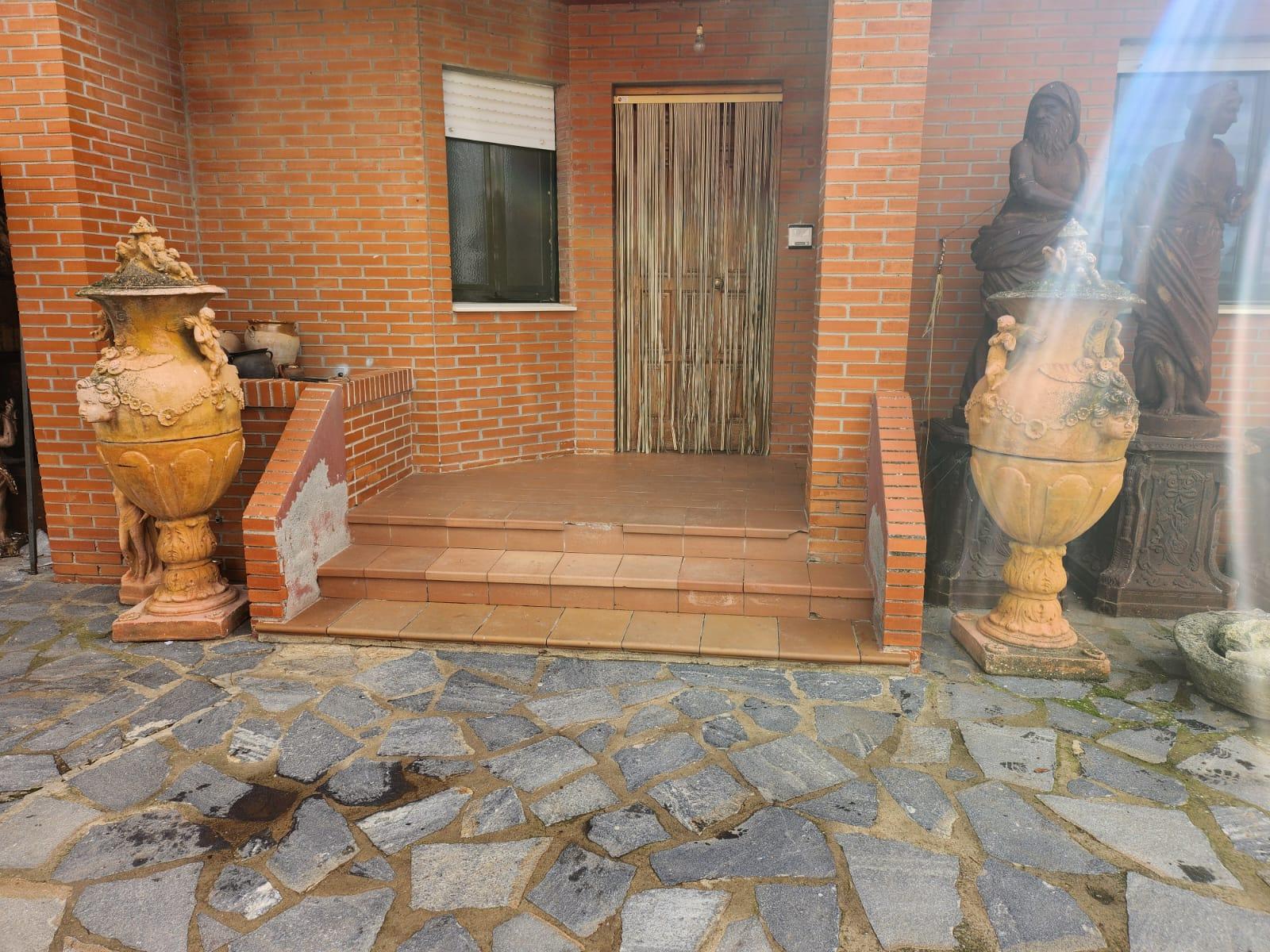 Large Pair of Antique Tuscan Terracotta Vases – 170 cm For Sale 1
