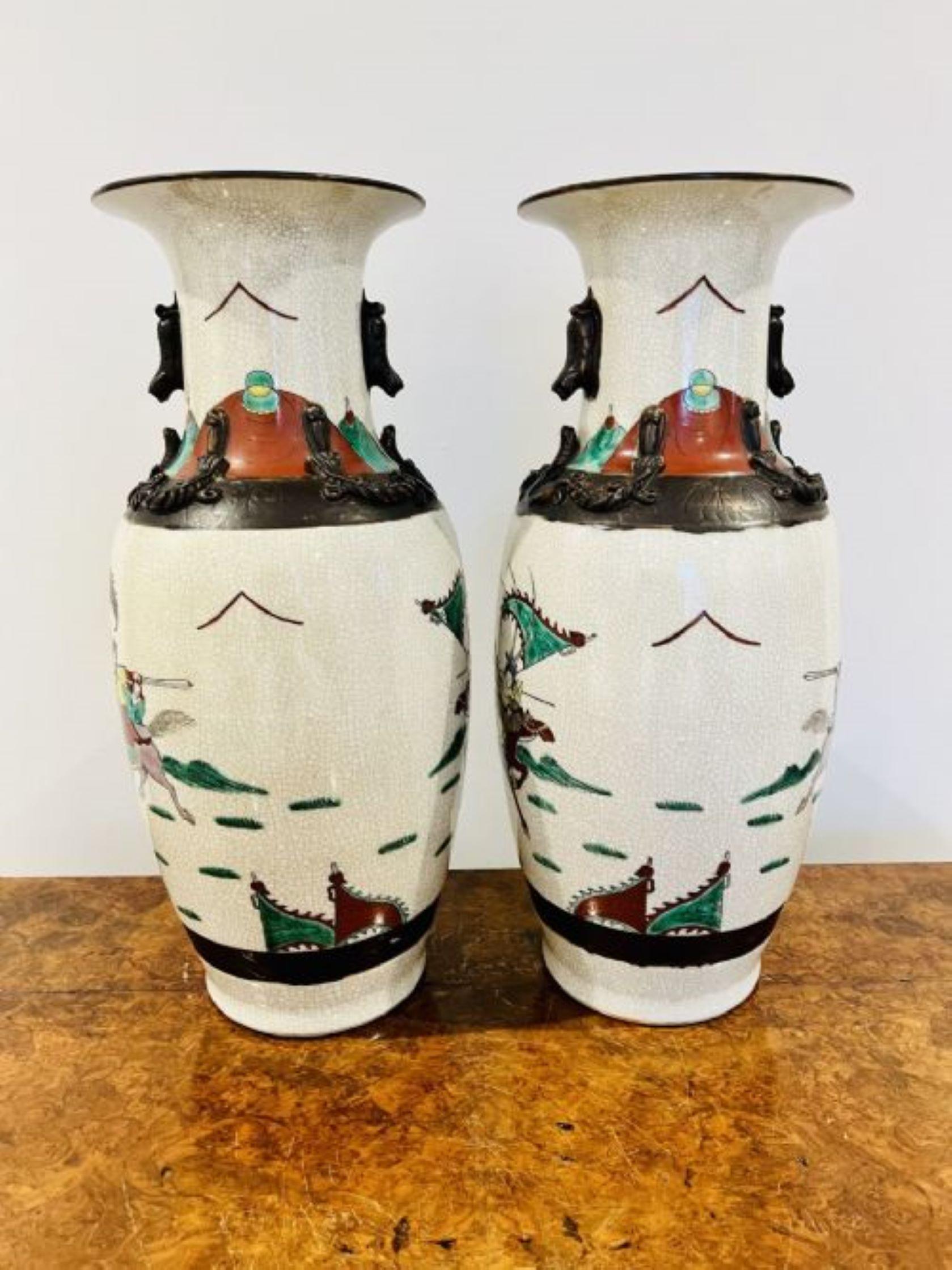 Großes Paar antiker chinesischer glasierter Vasen in viktorianischer Qualität mit Rissglasur  (Viktorianisch) im Angebot