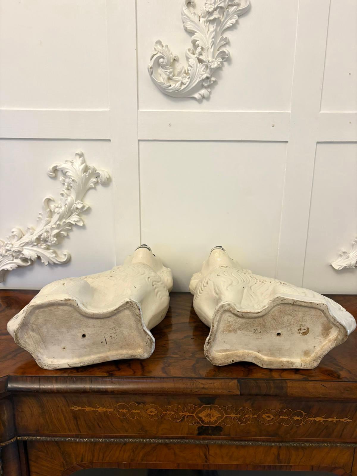 Großes Paar antiker Staffordshire-Hunde in viktorianischer Qualität (Viktorianisch) im Angebot