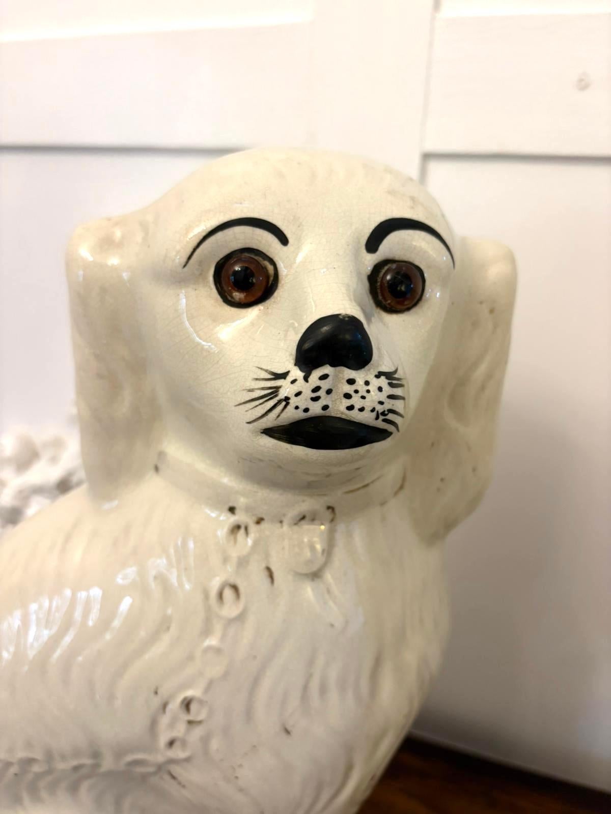 Großes Paar antiker Staffordshire-Hunde in viktorianischer Qualität im Zustand „Gut“ im Angebot in Suffolk, GB