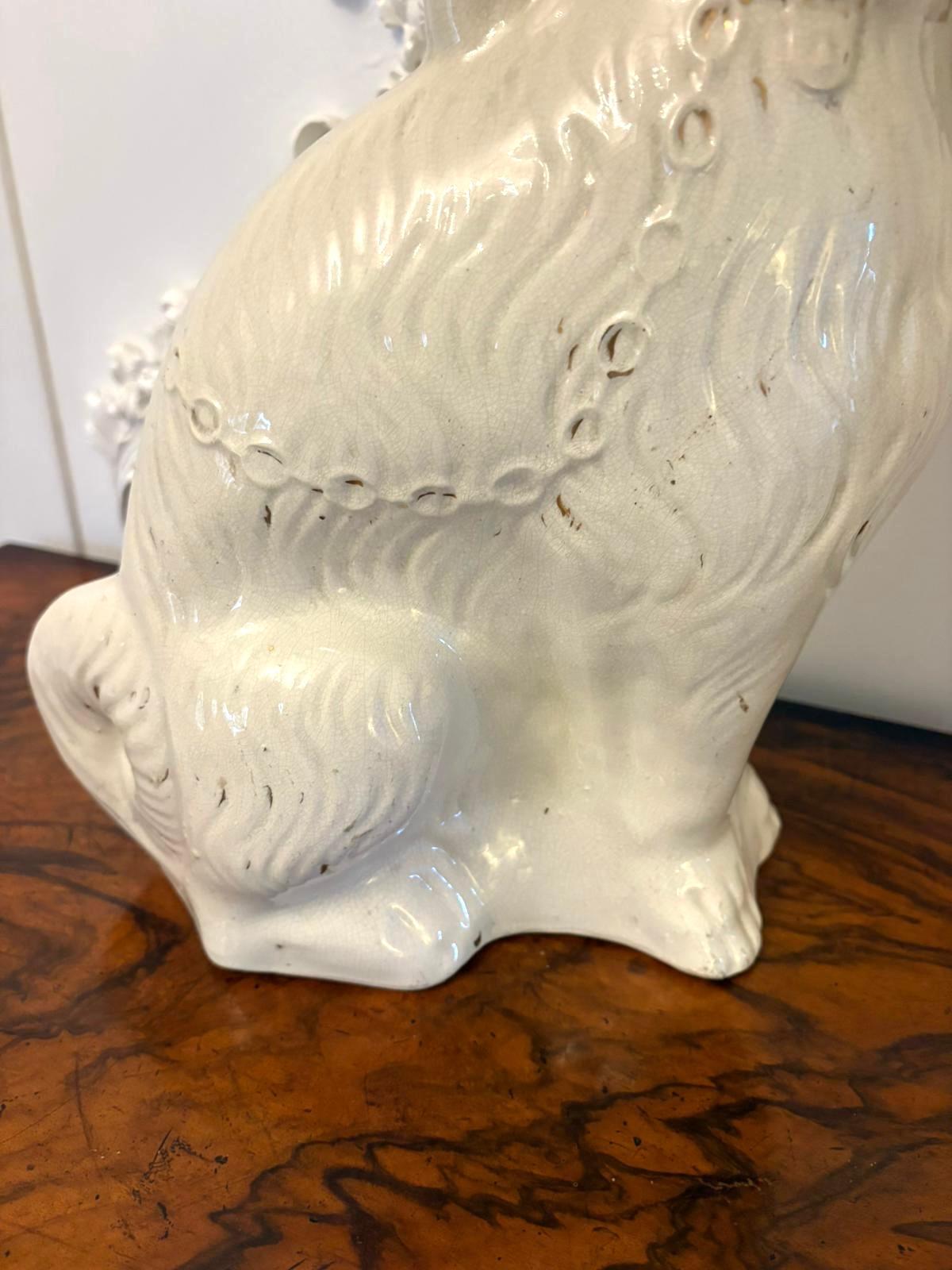 Großes Paar antiker Staffordshire-Hunde in viktorianischer Qualität (Keramik) im Angebot