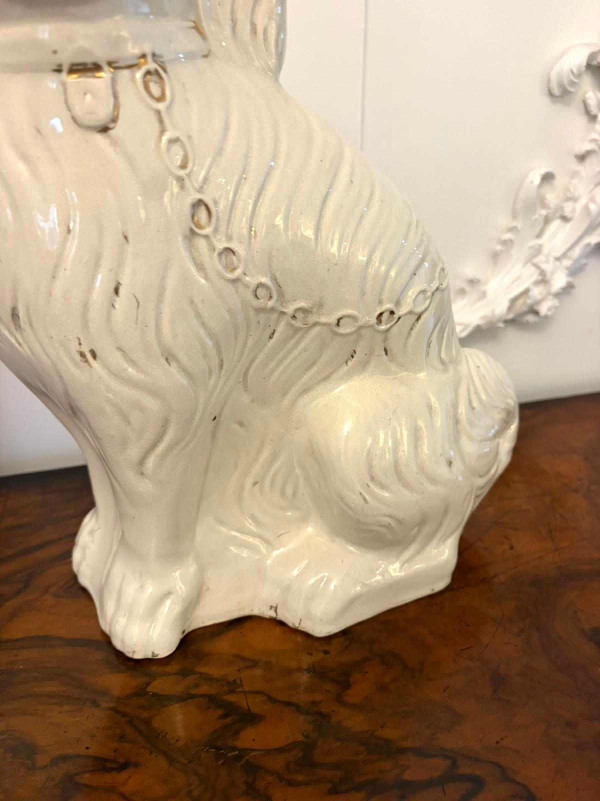 Großes Paar antiker Staffordshire-Hunde in viktorianischer Qualität im Angebot 1