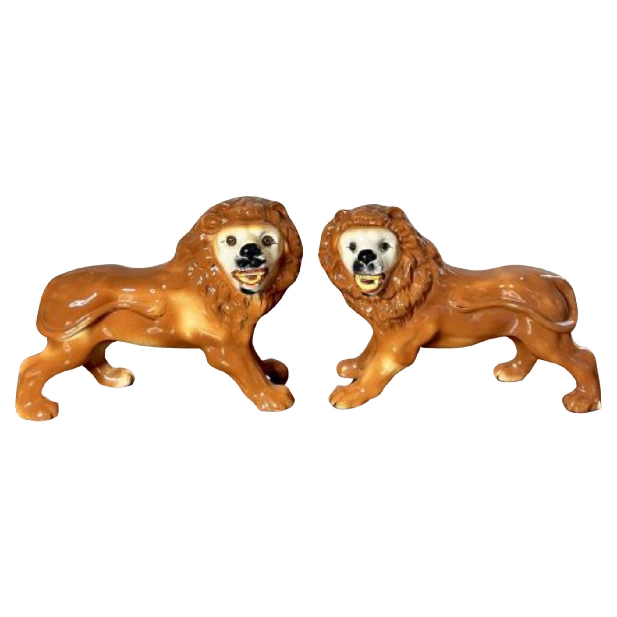 Grande paire de lions victoriens Staffordshire 