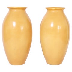 Grande paire d'anciens vases de jardinières ou de sol émaillés jaunes