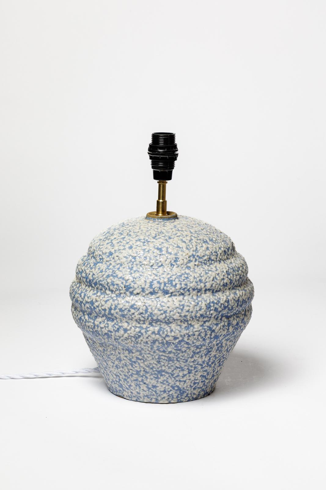 Français Grande paire de lampes de table art déco en céramique bleue et blanche circa 1940 20ème en vente