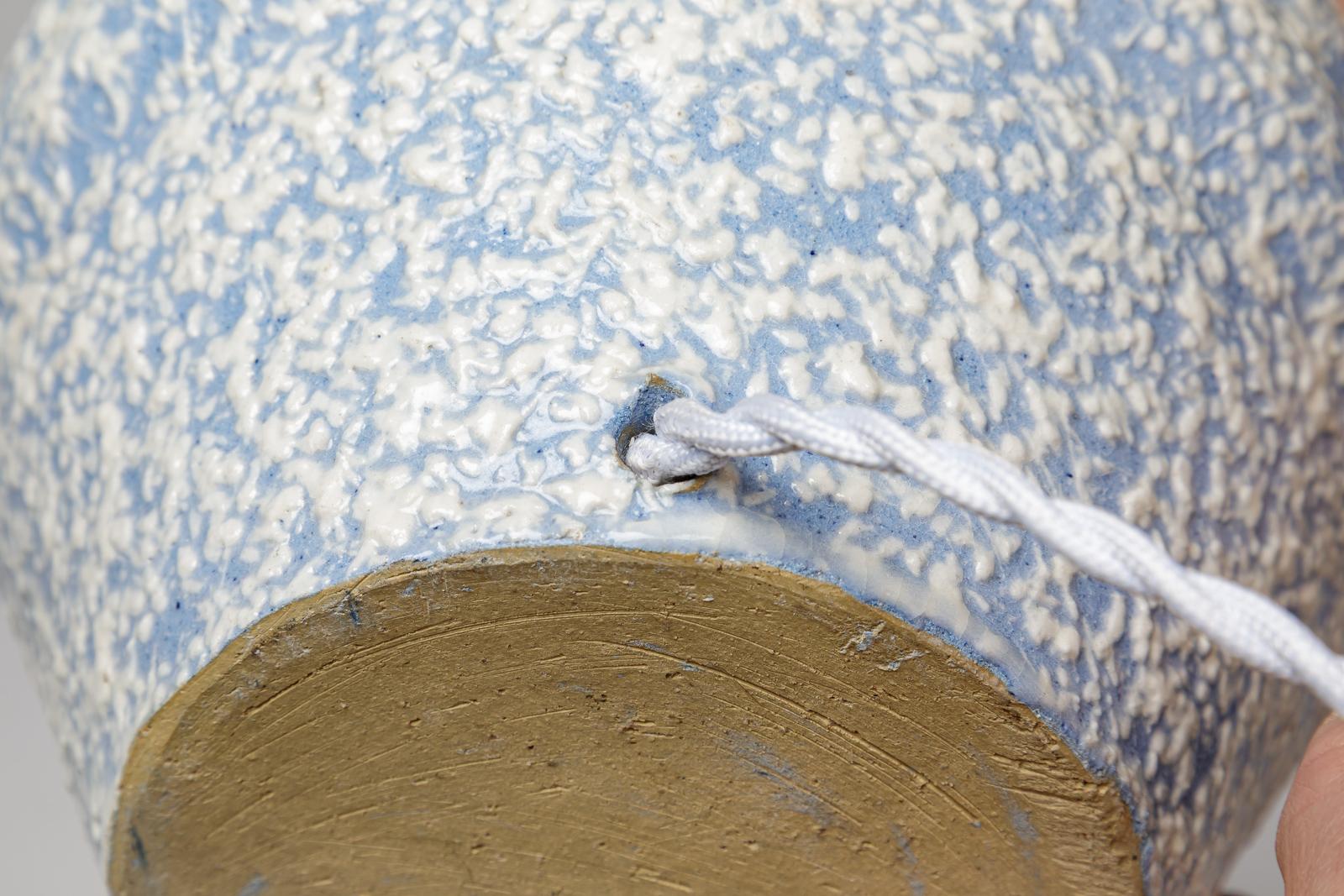 Grande paire de lampes de table art déco en céramique bleue et blanche circa 1940 20ème en vente 1