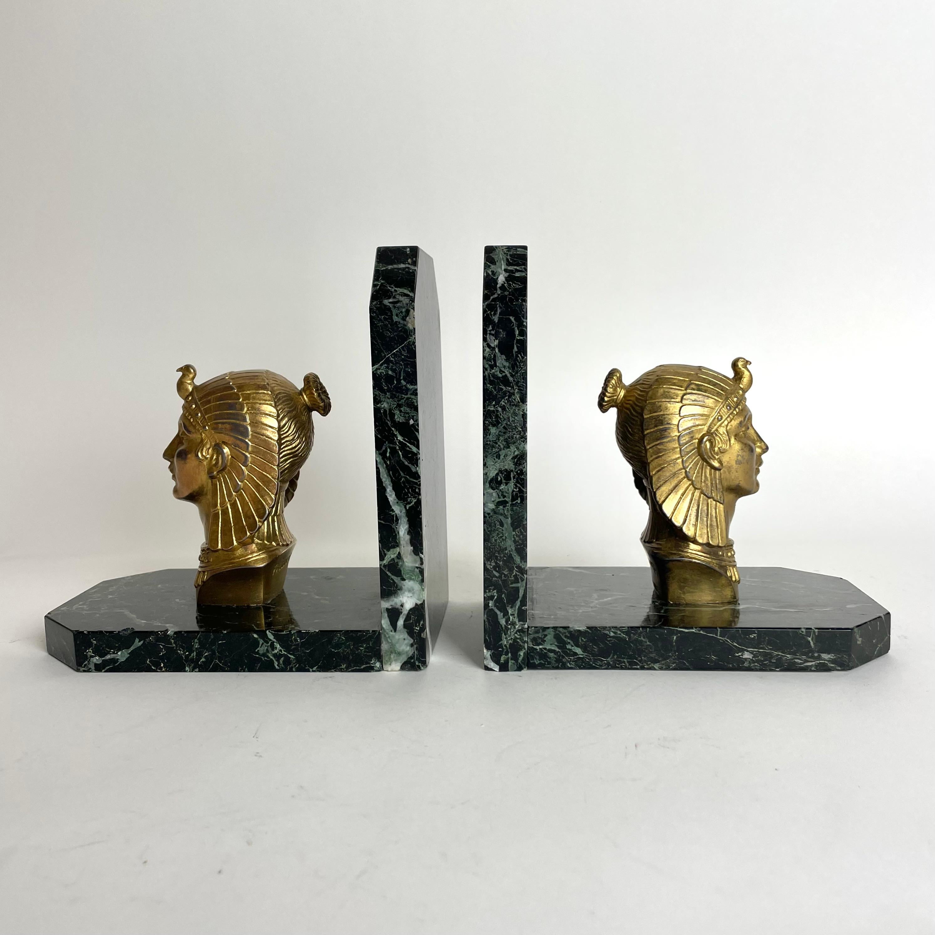 Ein elegantes und großes Paar Art Deco Buchstützen, signiert von Maurice Frecourt (Frankreich 1890-1961) aus Marmor und bronziertem Zinn. Hergestellt in Frankreich in den 1920er Jahren. 

Abnutzung entsprechend dem Alter und dem Gebrauch 