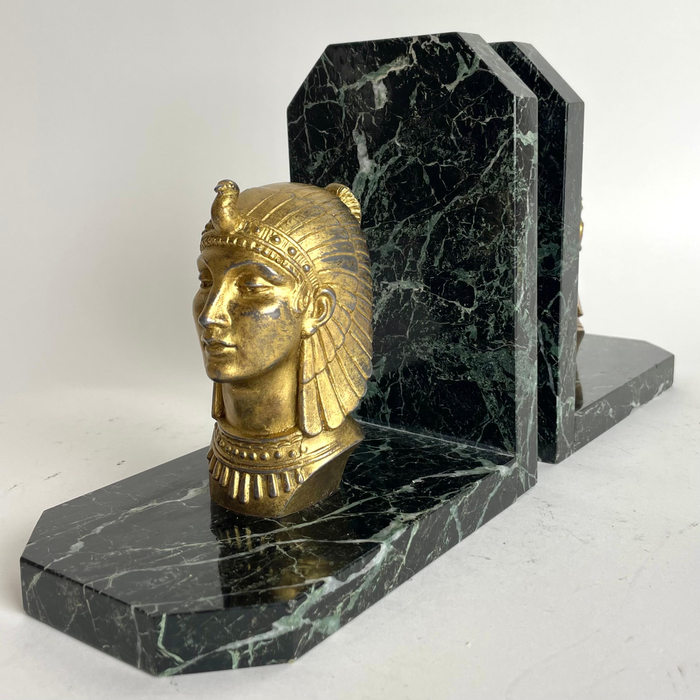 Großes Paar Art Deco Buchstützen signiert von Maurice Frecourt aus den 1920er Jahren (Bronziert)