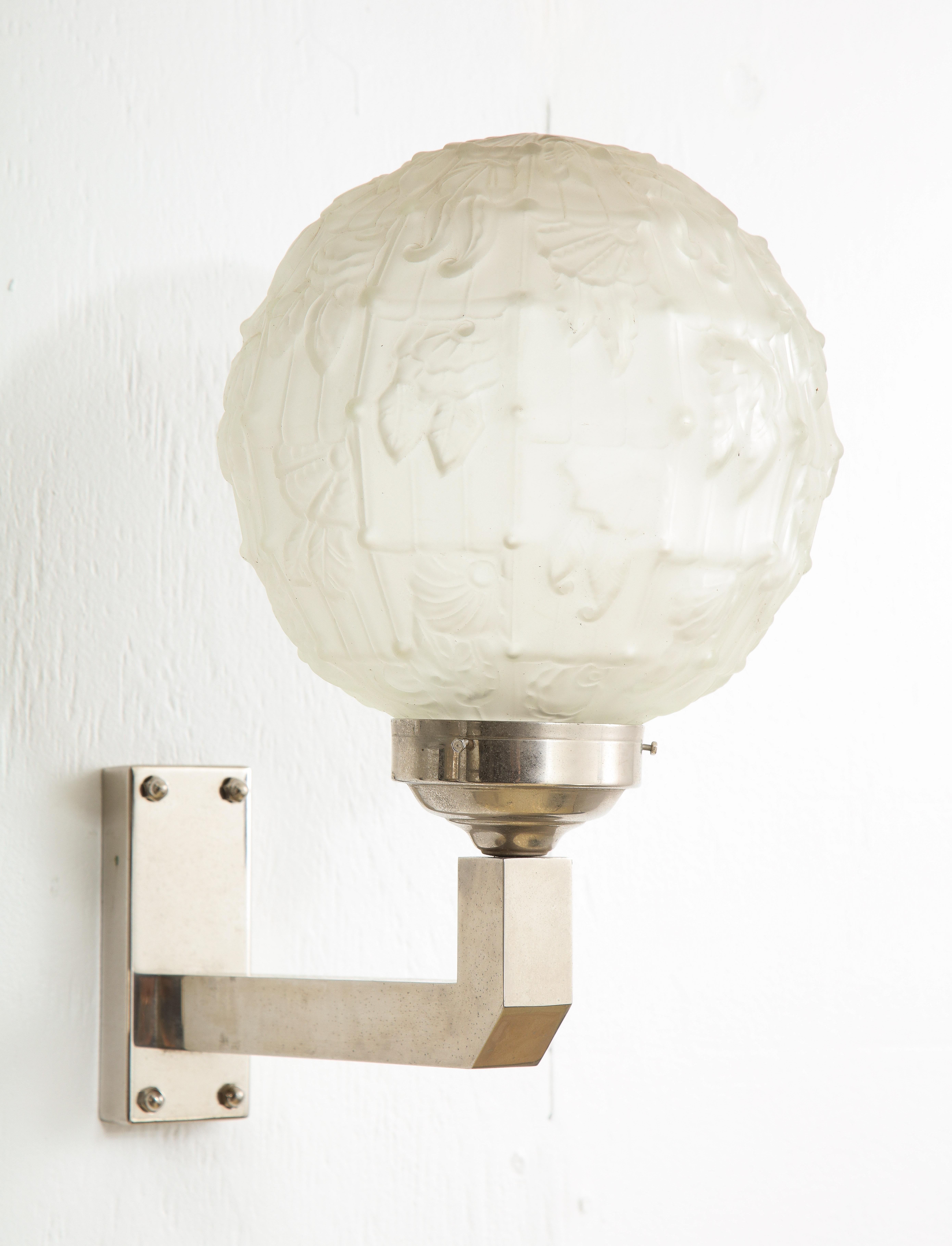 Paar große Art-Déco-Wandleuchter aus Gussglas und vernickelter Bronze, Frankreich 1930er Jahre im Zustand „Gut“ im Angebot in New York, NY