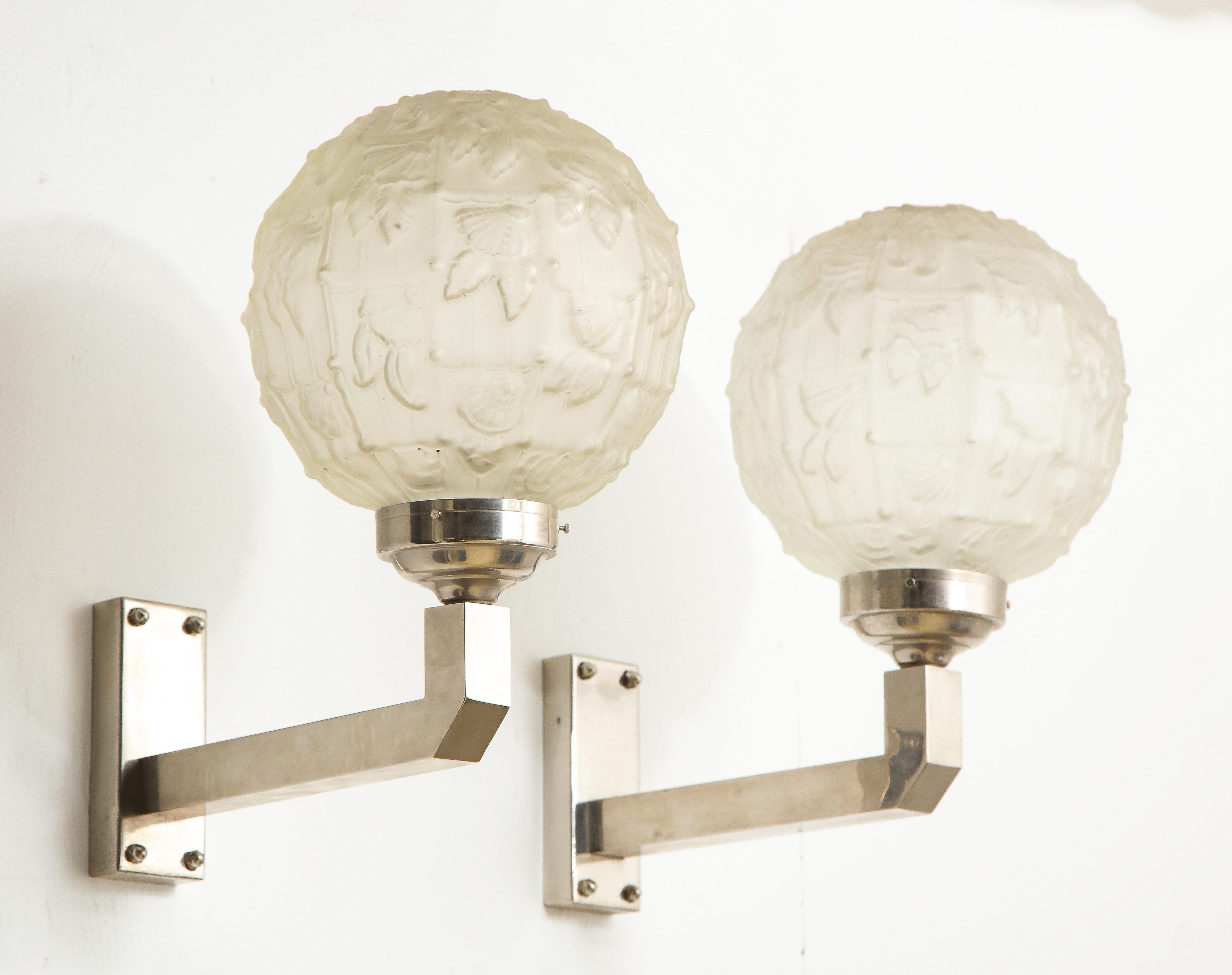 Paar große Art-Déco-Wandleuchter aus Gussglas und vernickelter Bronze, Frankreich 1930er Jahre im Angebot 1