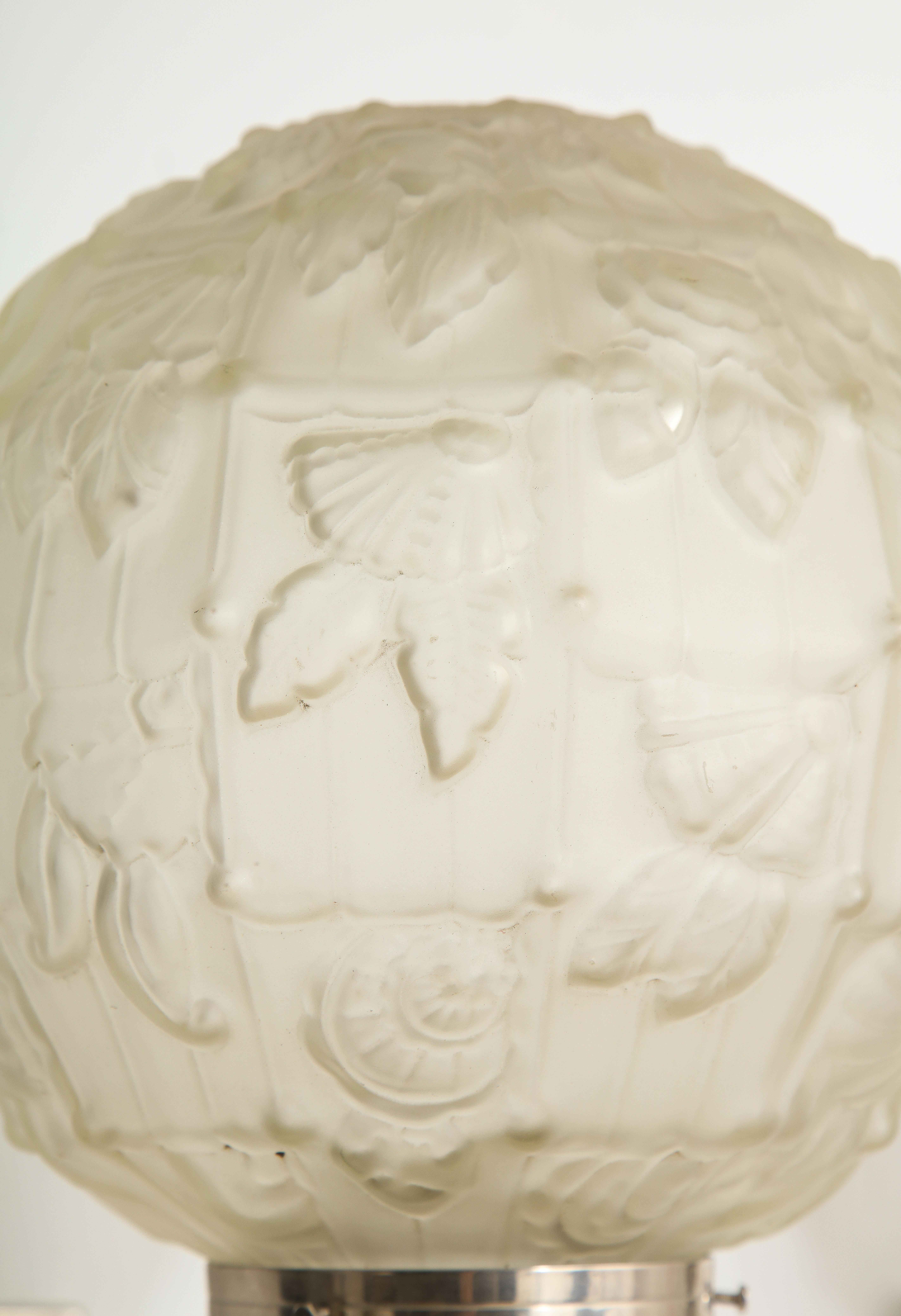 Paar große Art-Déco-Wandleuchter aus Gussglas und vernickelter Bronze, Frankreich 1930er Jahre im Angebot 2